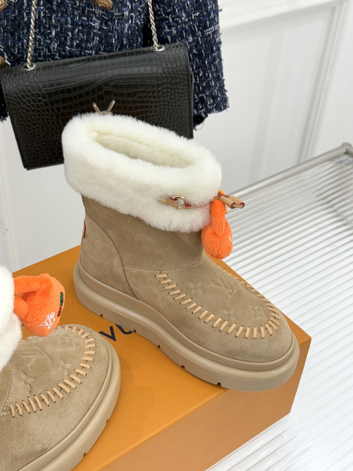 驴家25WF新品压花钥匙包包雪地靴答应我一定要每人来一双好嘛日常OOTD就没有它搭配不了的鞋头压花log