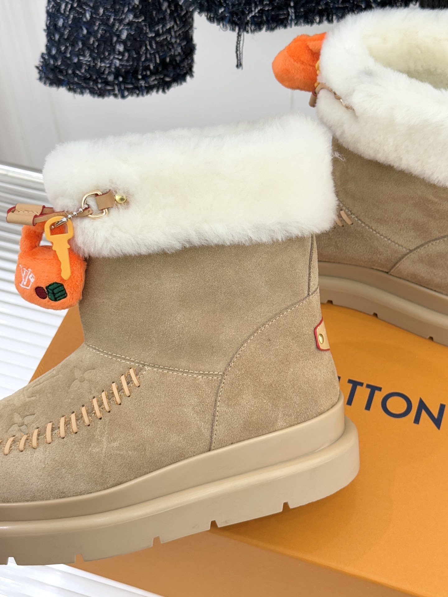 驴家25WF新品压花钥匙包包雪地靴答应我一定要每人来一双好嘛日常OOTD就没有它搭配不了的鞋头压花log