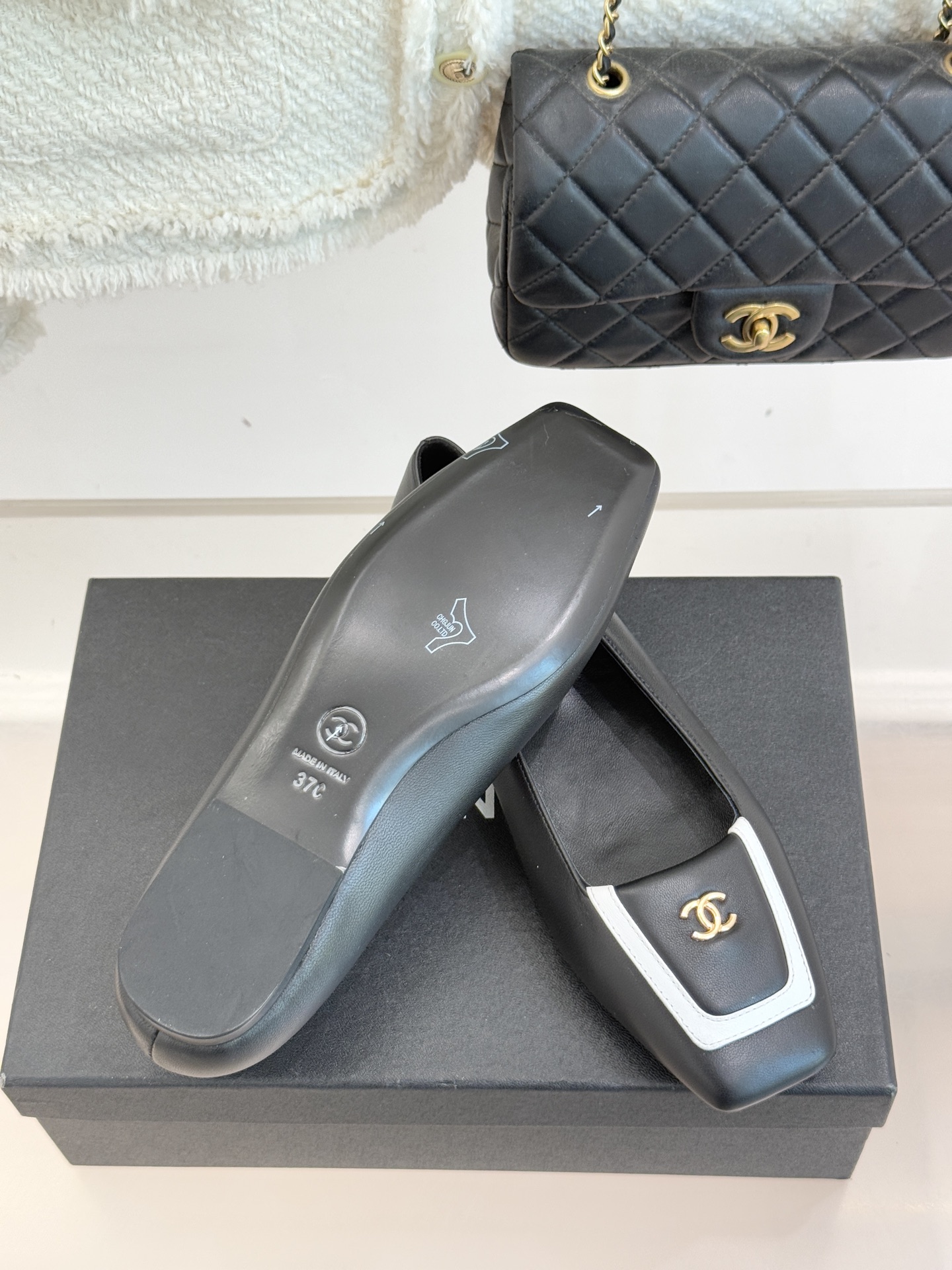 CHANE*｜小香25K新品方头翻盖平底单鞋将复古方头复刻为现代优雅符号。利落方头剪裁包容双脚修饰脚踝线