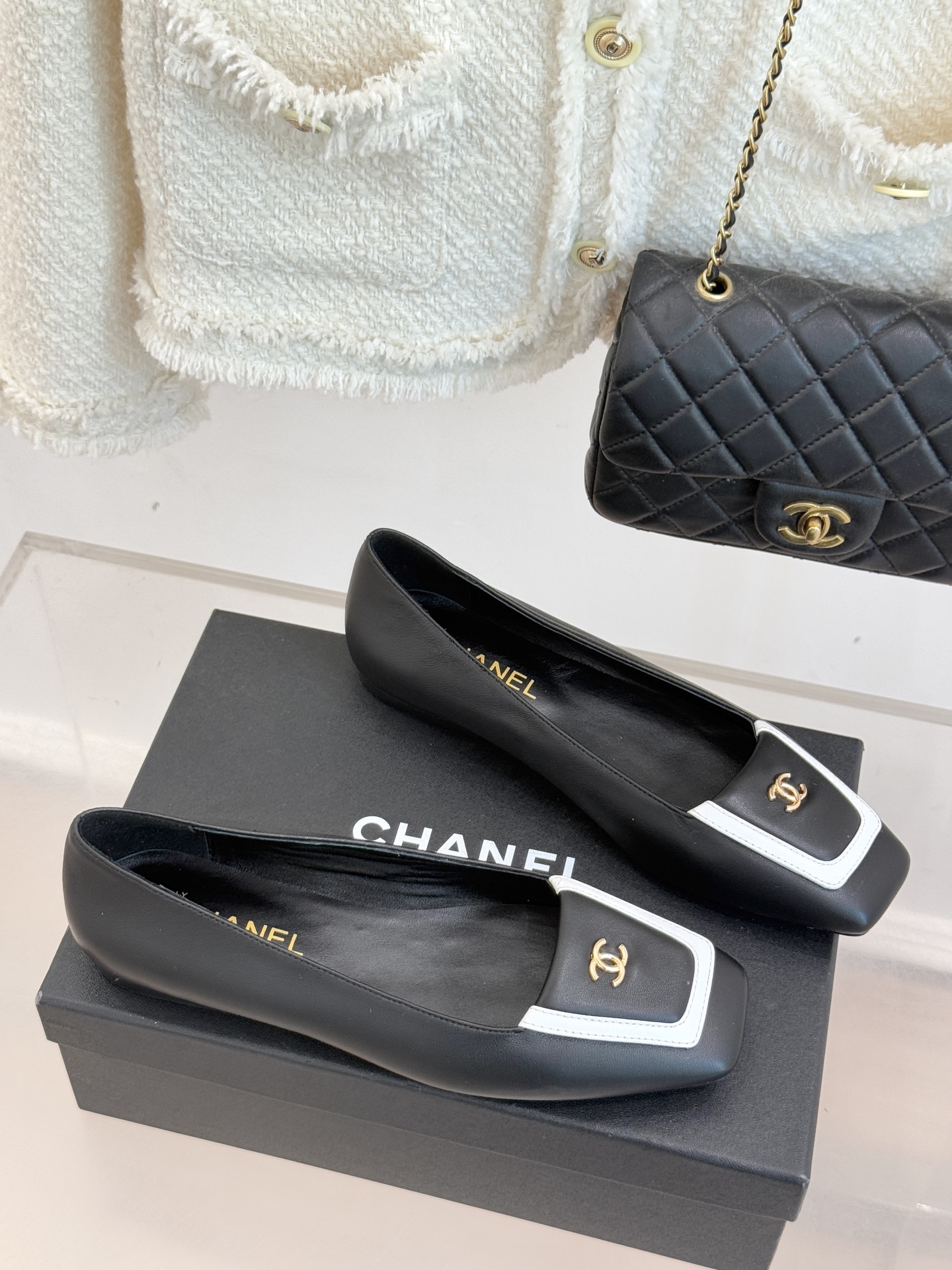 CHANE*｜小香25K新品方头翻盖平底单鞋将复古方头复刻为现代优雅符号。利落方头剪裁包容双脚修饰脚踝线