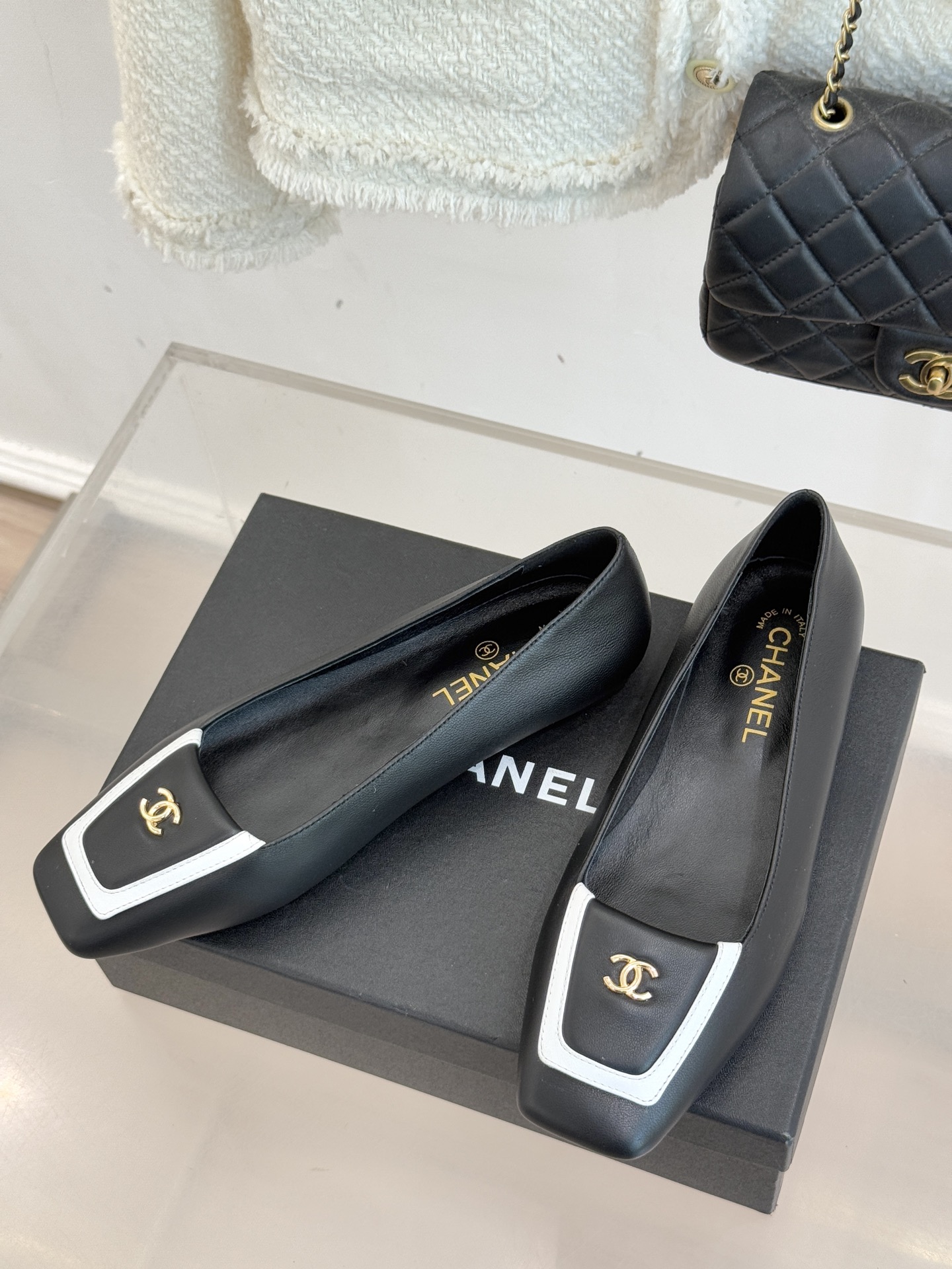 CHANE*｜小香25K新品方头翻盖平底单鞋将复古方头复刻为现代优雅符号。利落方头剪裁包容双脚修饰脚踝线