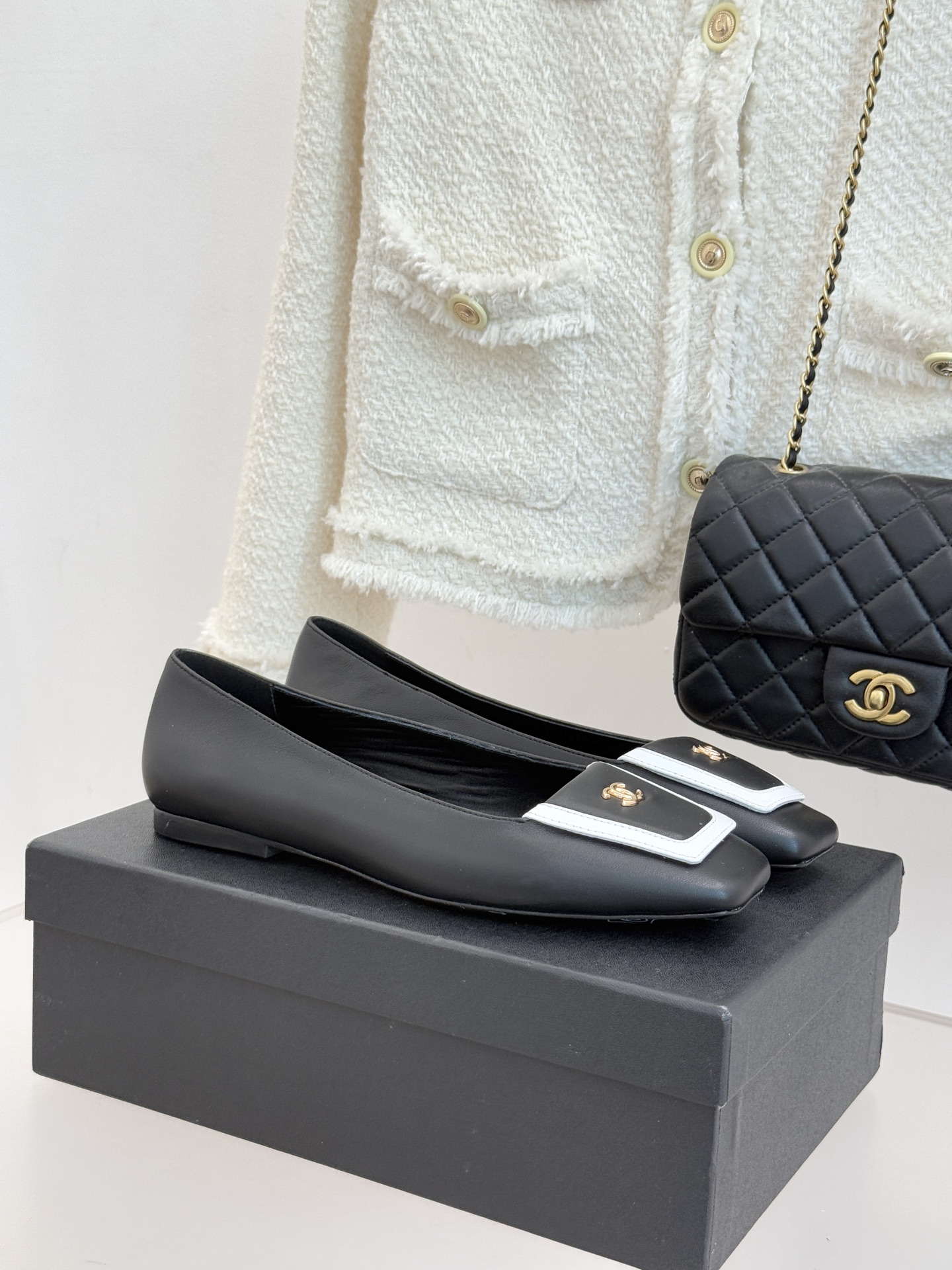 NO:593802,CHANE*｜Xiaoxiang’s 25K new square toe flip flat shoes re-engraved the retro square toe into a symbol of modern elegance. The neat square toe cut accommodates the feet and modifies the ankle line to make it more slender. The iconic flap design hides ingenuity and reveals effortless French relaxation between opening and closing. Every detail demonstrates exquisite craftsmanship. The flat rubber sole is silent and non-slip, and the feet will not be tired after walking for a long time. Whether it is paired with commuter suit pants or the softness of a floral skirt.  They can all use classic silhouettes and textures to become a low-key but eye-catching luxury footnote in the outfit. The fabric is made of original customized lambskin, the lining and toes are all sheepskin, and the Italian imported leather outsole size35-39 (customized 40/41), single shoes, chanel, skirts, business suit, sheepskin, Leather soles19860909CHANE*｜小香25K新品方头翻盖 平底单鞋 将复古方头复刻为现代优雅符号. 利落方头剪裁包容双脚 修饰脚踝线条更显纤细 标志性翻盖设计暗藏巧思 开合间流露不费力的法式松弛. 每一处细节都彰显精湛工艺. 平底橡胶底静音防滑 久走不累脚 无论是搭配通勤西装裤的干练 还是碎花裙的柔美 都能以经典廓形与质感 成为穿搭中低调却亮眼的奢品注脚. 面料采用原版定制小羊皮 内里踮脚均为羊皮 意大利进口真皮大底 size35-39（40/41定制）,单鞋,chanel,skirts,business suit,sheepskin,Leather soles,Women's Shoes