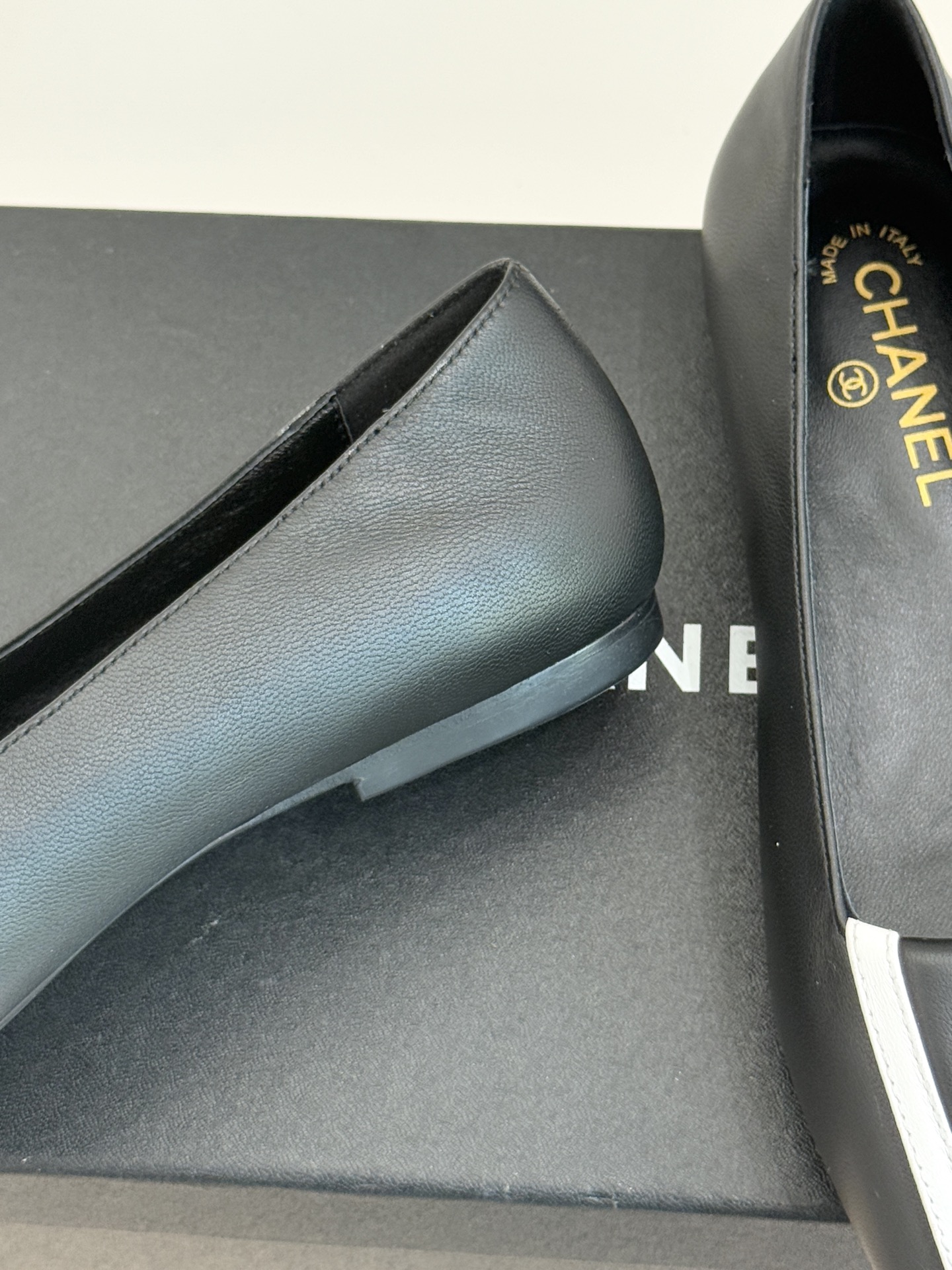 CHANE*｜小香25K新品方头翻盖平底单鞋将复古方头复刻为现代优雅符号。利落方头剪裁包容双脚修饰脚踝线