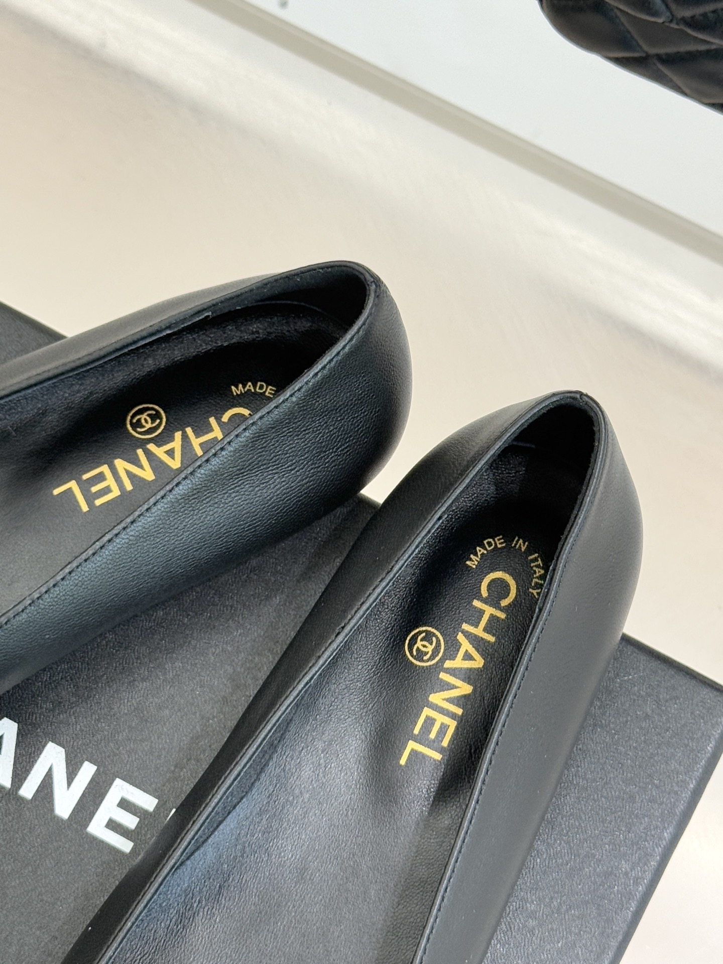 CHANE*｜小香25K新品方头翻盖平底单鞋将复古方头复刻为现代优雅符号。利落方头剪裁包容双脚修饰脚踝线