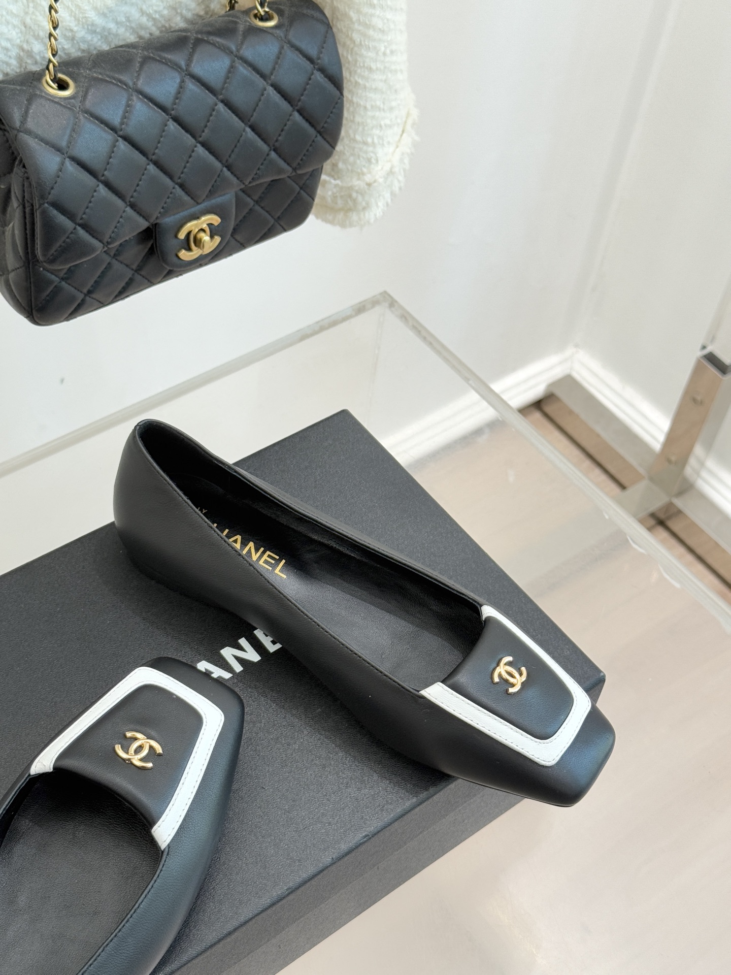 CHANE*｜小香25K新品方头翻盖平底单鞋将复古方头复刻为现代优雅符号。利落方头剪裁包容双脚修饰脚踝线