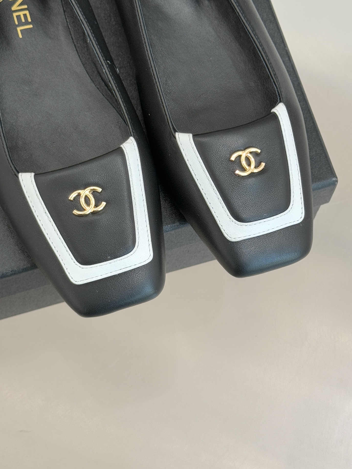 CHANE*｜小香25K新品方头翻盖平底单鞋将复古方头复刻为现代优雅符号。利落方头剪裁包容双脚修饰脚踝线