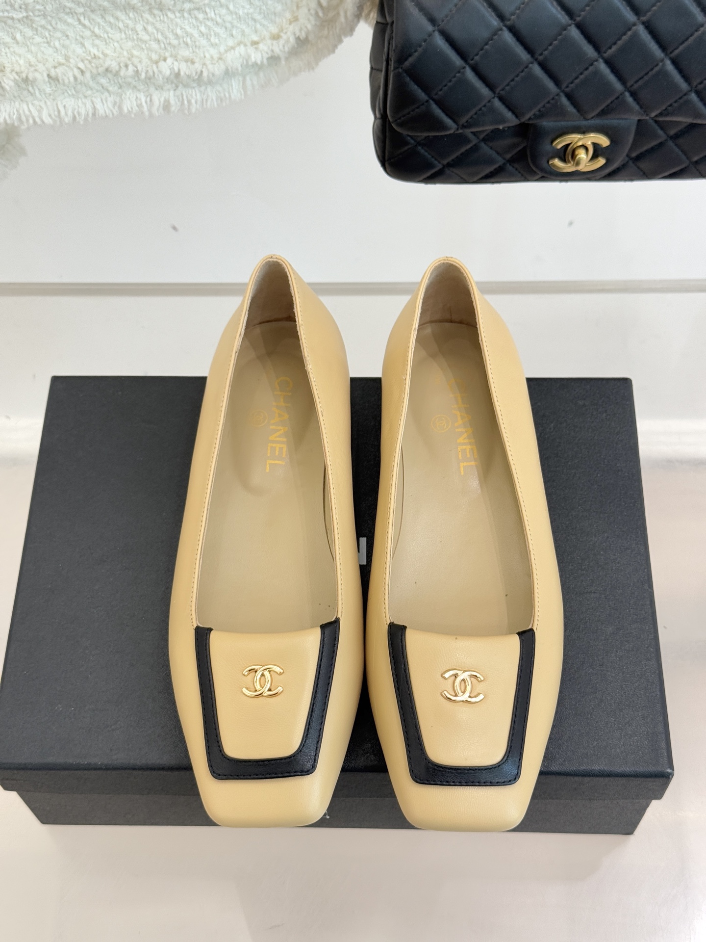 CHANE*｜小香25K新品方头翻盖平底单鞋将复古方头复刻为现代优雅符号。利落方头剪裁包容双脚修饰脚踝线