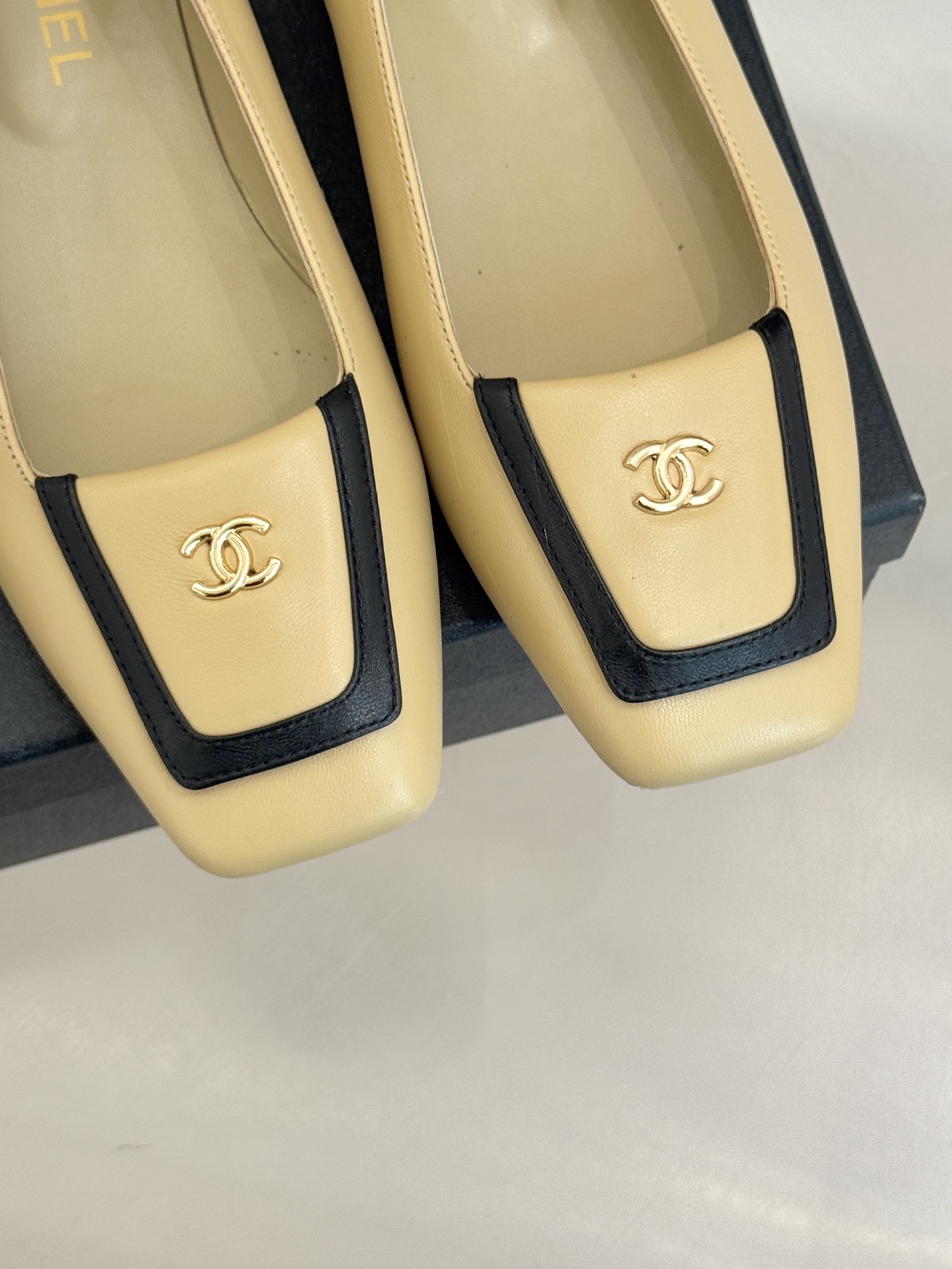 CHANE*｜小香25K新品方头翻盖平底单鞋将复古方头复刻为现代优雅符号。利落方头剪裁包容双脚修饰脚踝线