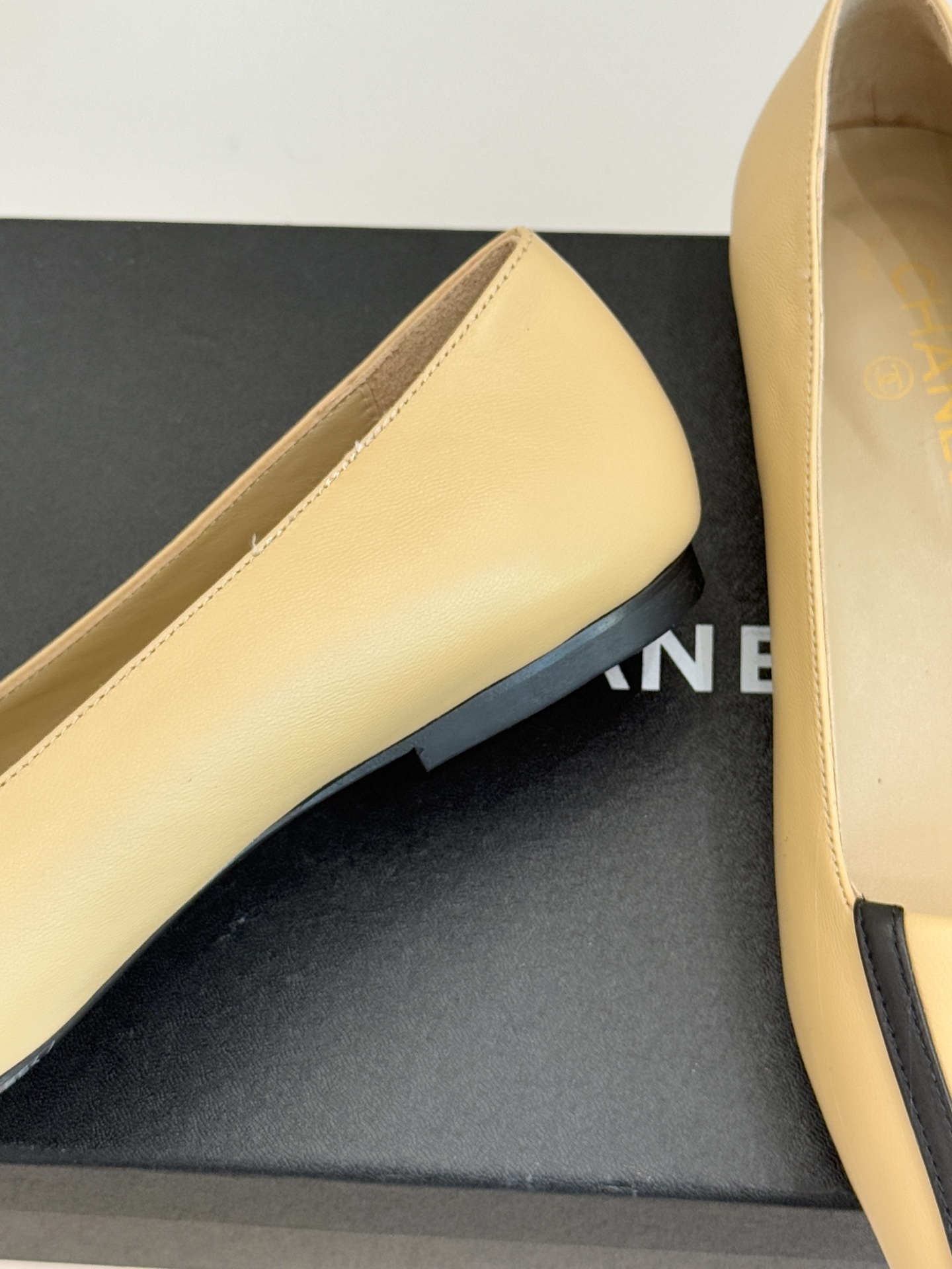 CHANE*｜小香25K新品方头翻盖平底单鞋将复古方头复刻为现代优雅符号。利落方头剪裁包容双脚修饰脚踝线