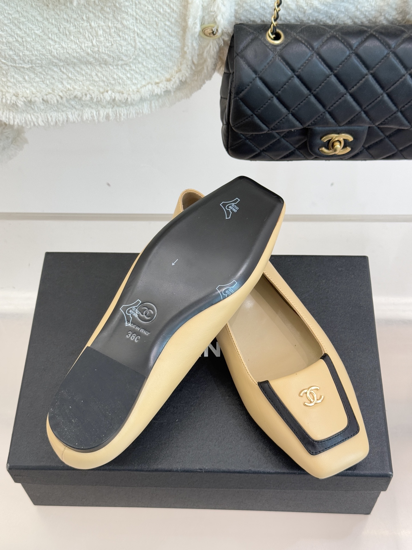 CHANE*｜小香25K新品方头翻盖平底单鞋将复古方头复刻为现代优雅符号。利落方头剪裁包容双脚修饰脚踝线