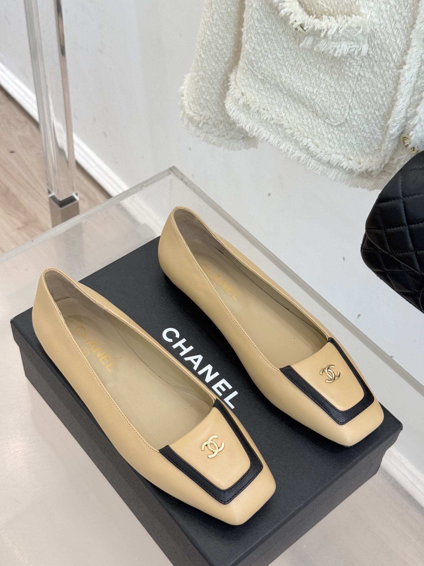 CHANE*｜小香25K新品方头翻盖平底单鞋将复古方头复刻为现代优雅符号。利落方头剪裁包容双脚修饰脚踝线