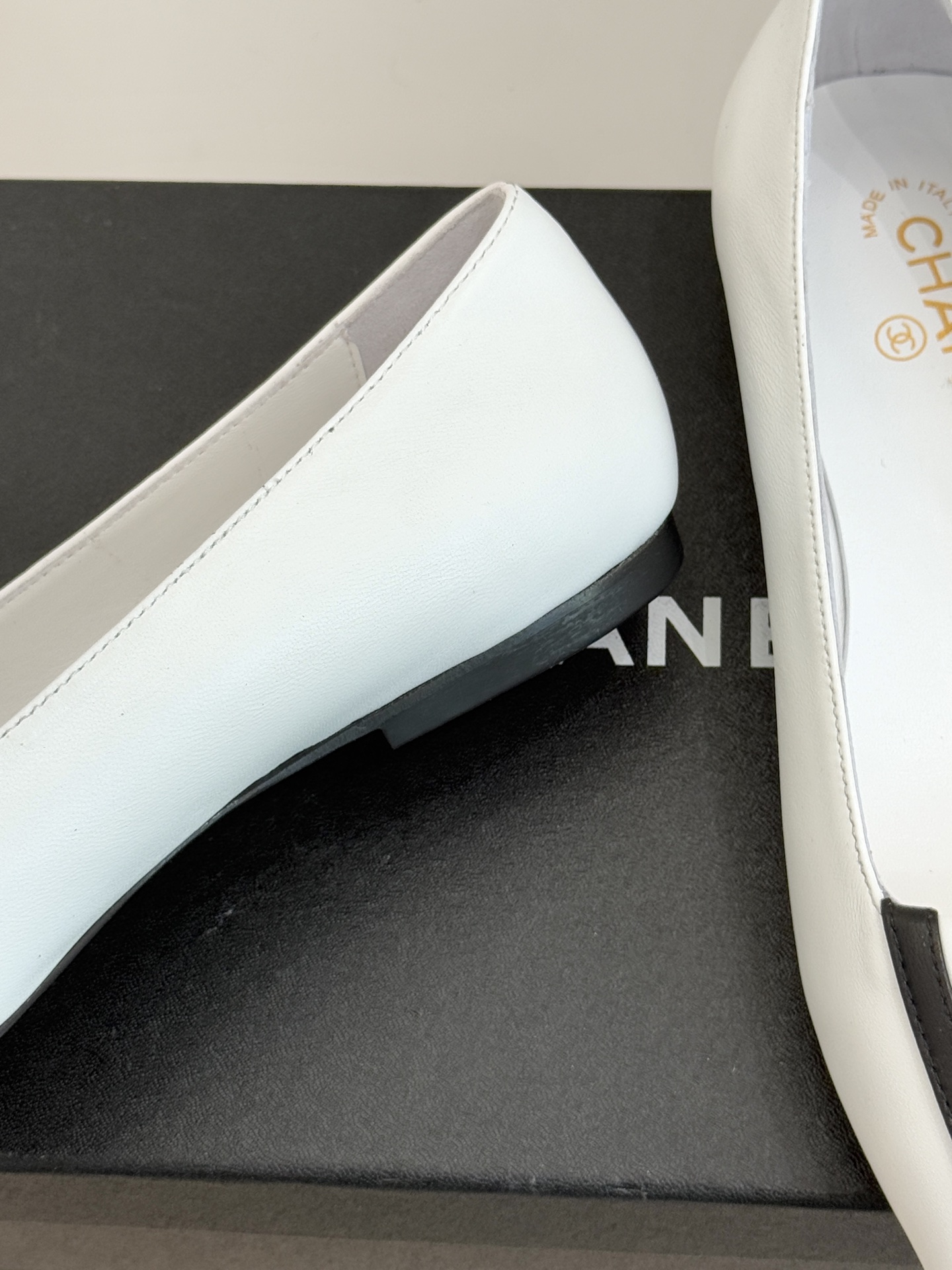 CHANE*｜小香25K新品方头翻盖平底单鞋将复古方头复刻为现代优雅符号。利落方头剪裁包容双脚修饰脚踝线