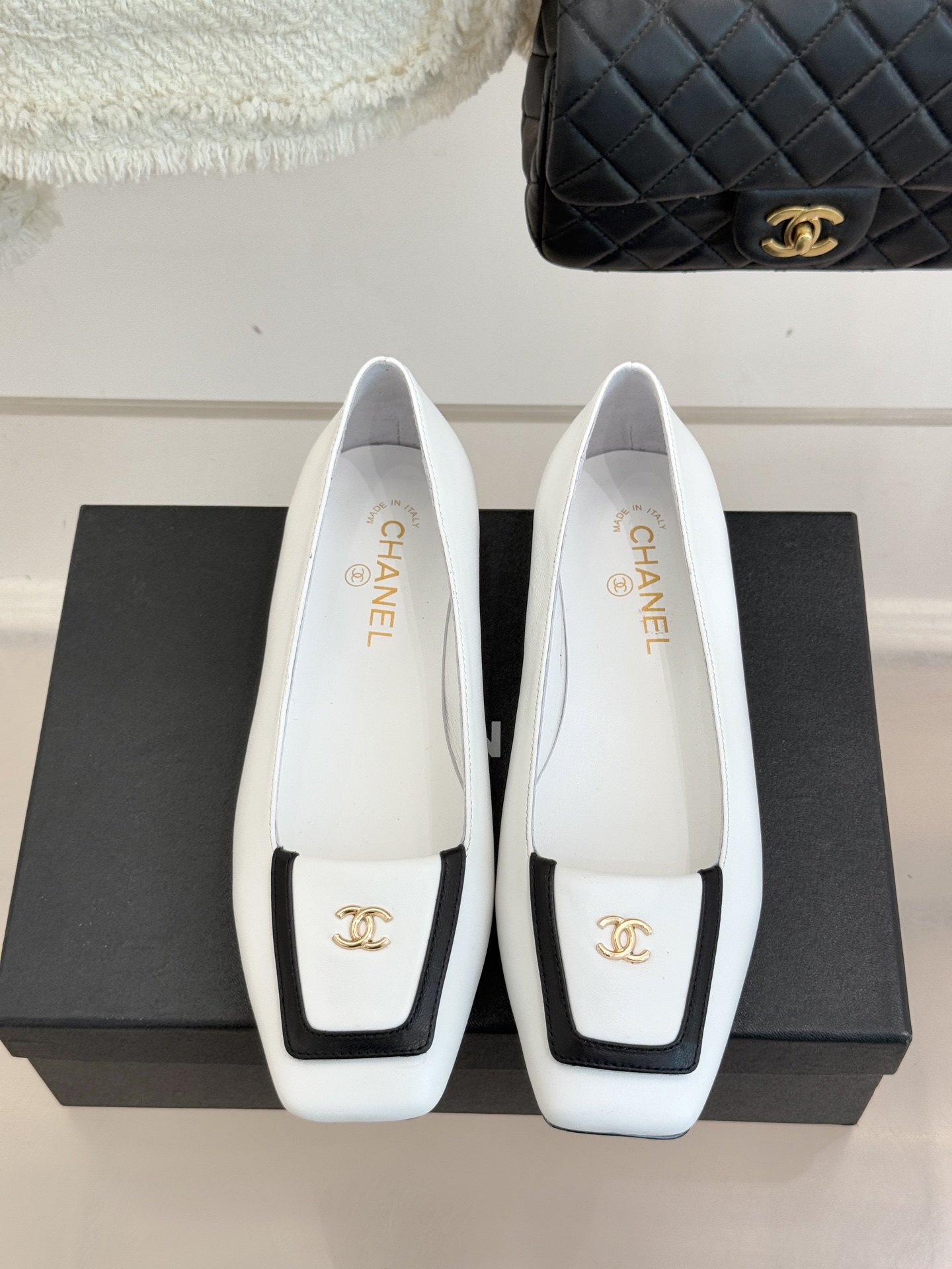 CHANE*｜小香25K新品方头翻盖平底单鞋将复古方头复刻为现代优雅符号。利落方头剪裁包容双脚修饰脚踝线