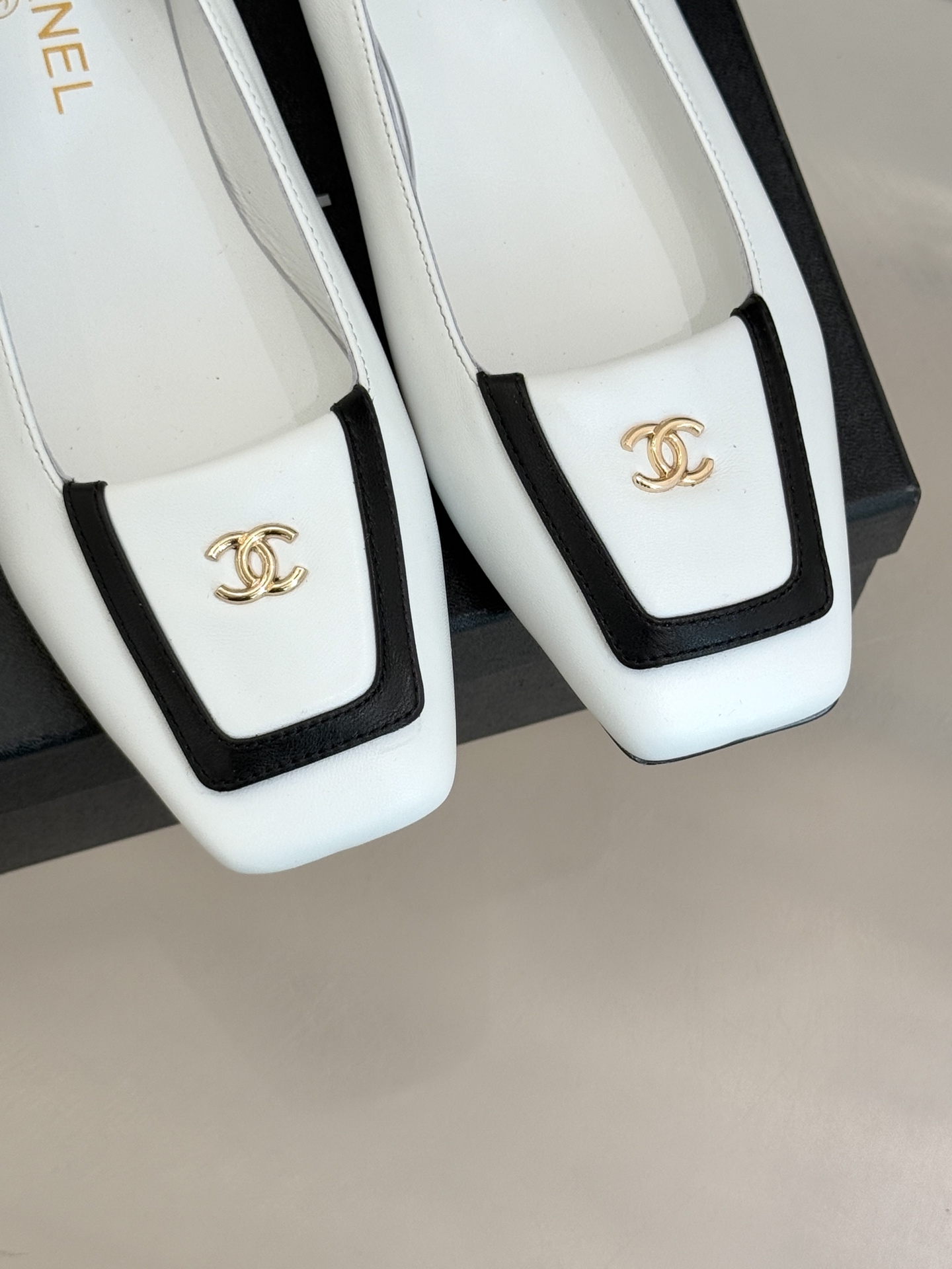 CHANE*｜小香25K新品方头翻盖平底单鞋将复古方头复刻为现代优雅符号。利落方头剪裁包容双脚修饰脚踝线