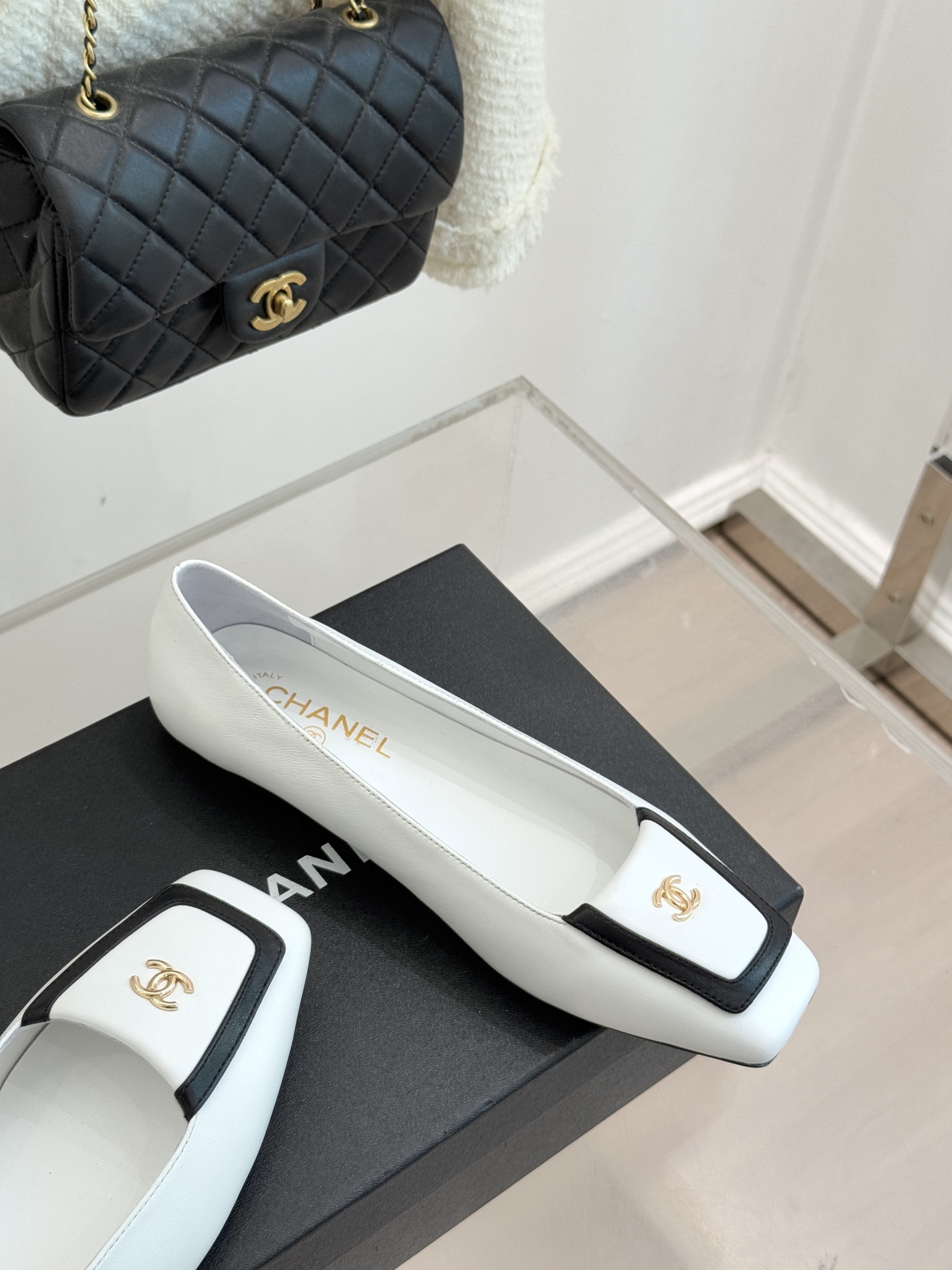 CHANE*｜小香25K新品方头翻盖平底单鞋将复古方头复刻为现代优雅符号。利落方头剪裁包容双脚修饰脚踝线