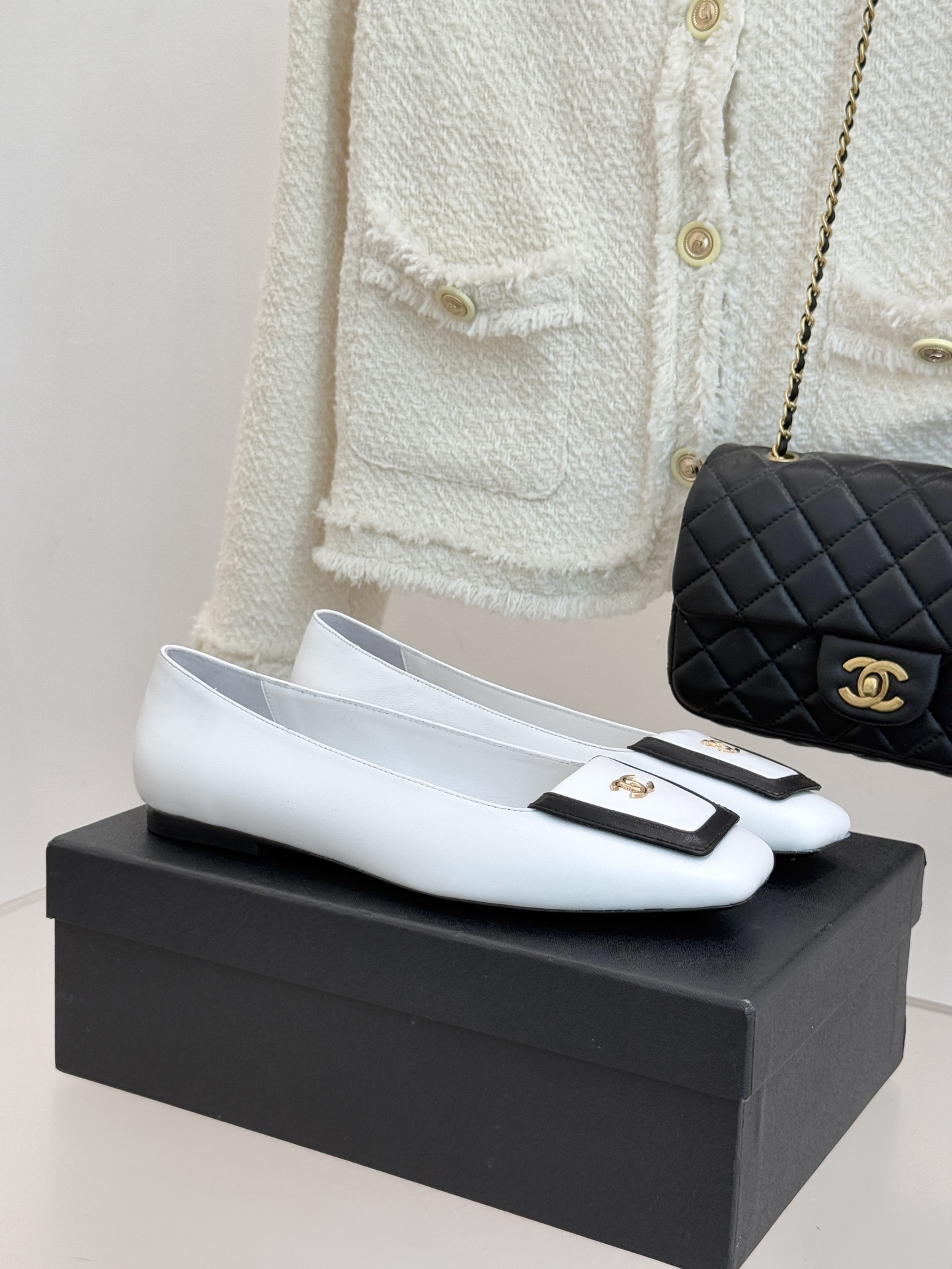 CHANE*｜小香25K新品方头翻盖平底单鞋将复古方头复刻为现代优雅符号。利落方头剪裁包容双脚修饰脚踝线