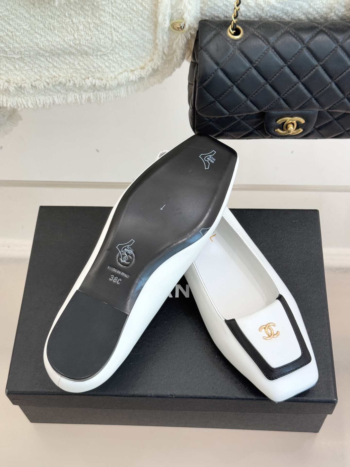 CHANE*｜小香25K新品方头翻盖平底单鞋将复古方头复刻为现代优雅符号。利落方头剪裁包容双脚修饰脚踝线