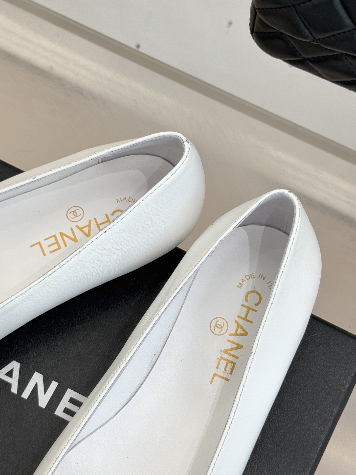 CHANE*｜小香25K新品方头翻盖平底单鞋将复古方头复刻为现代优雅符号。利落方头剪裁包容双脚修饰脚踝线