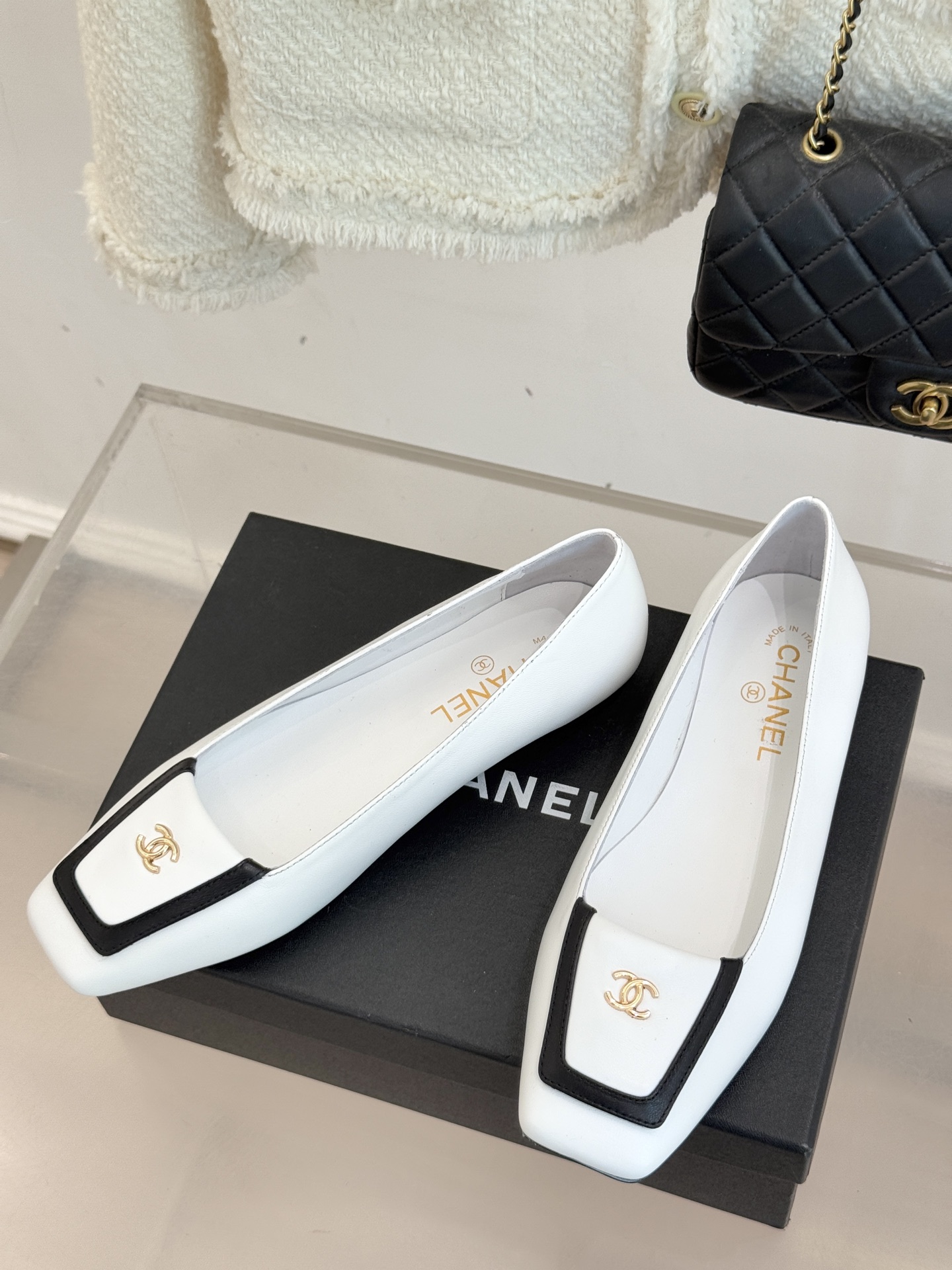 CHANE*｜小香25K新品方头翻盖平底单鞋将复古方头复刻为现代优雅符号。利落方头剪裁包容双脚修饰脚踝线