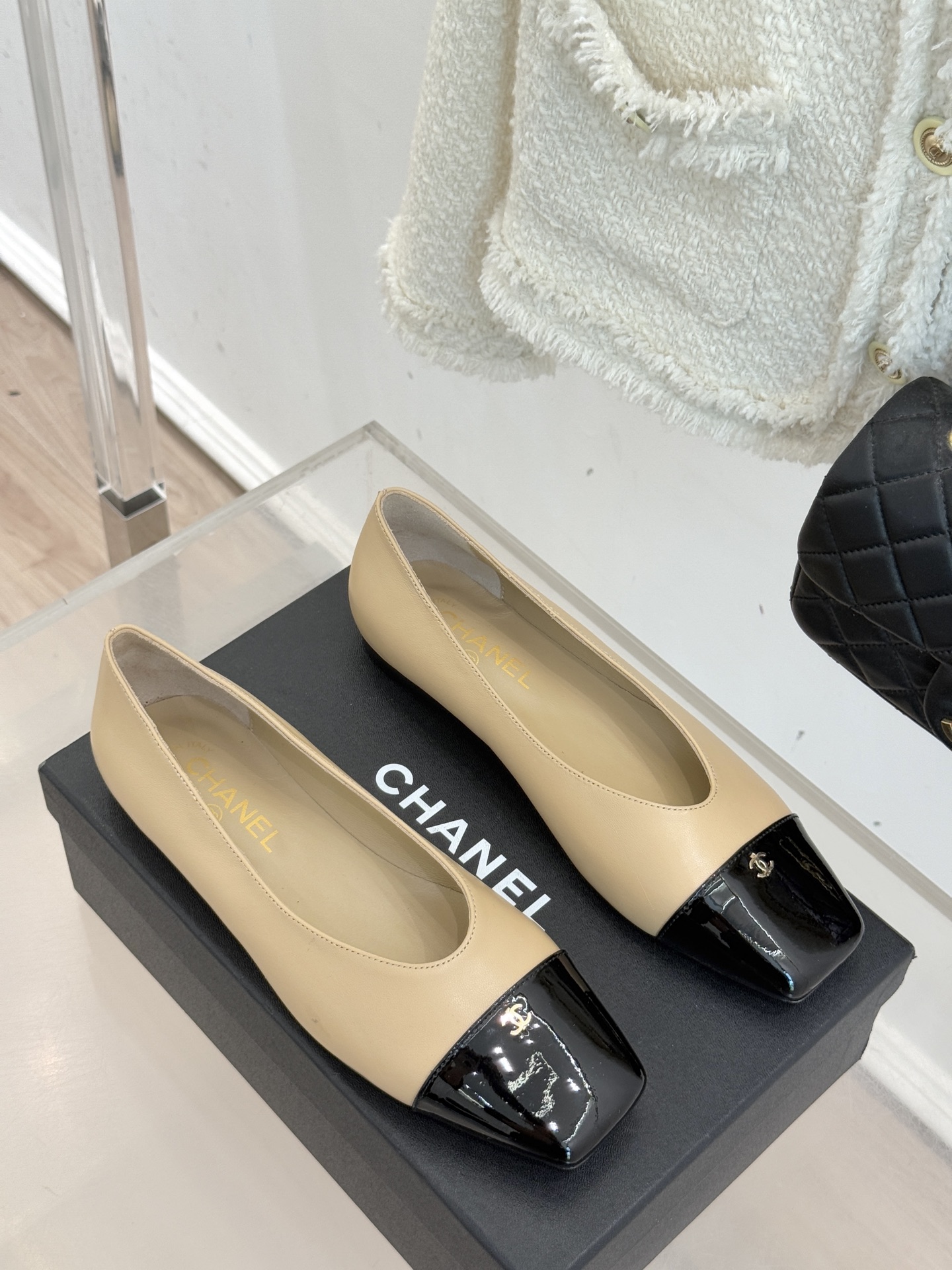 CHANE*｜小香经典方头拼色平底单鞋以利落方头打破圆头的柔和刻板勾勒出极具现代感的足部线条自带复古与前