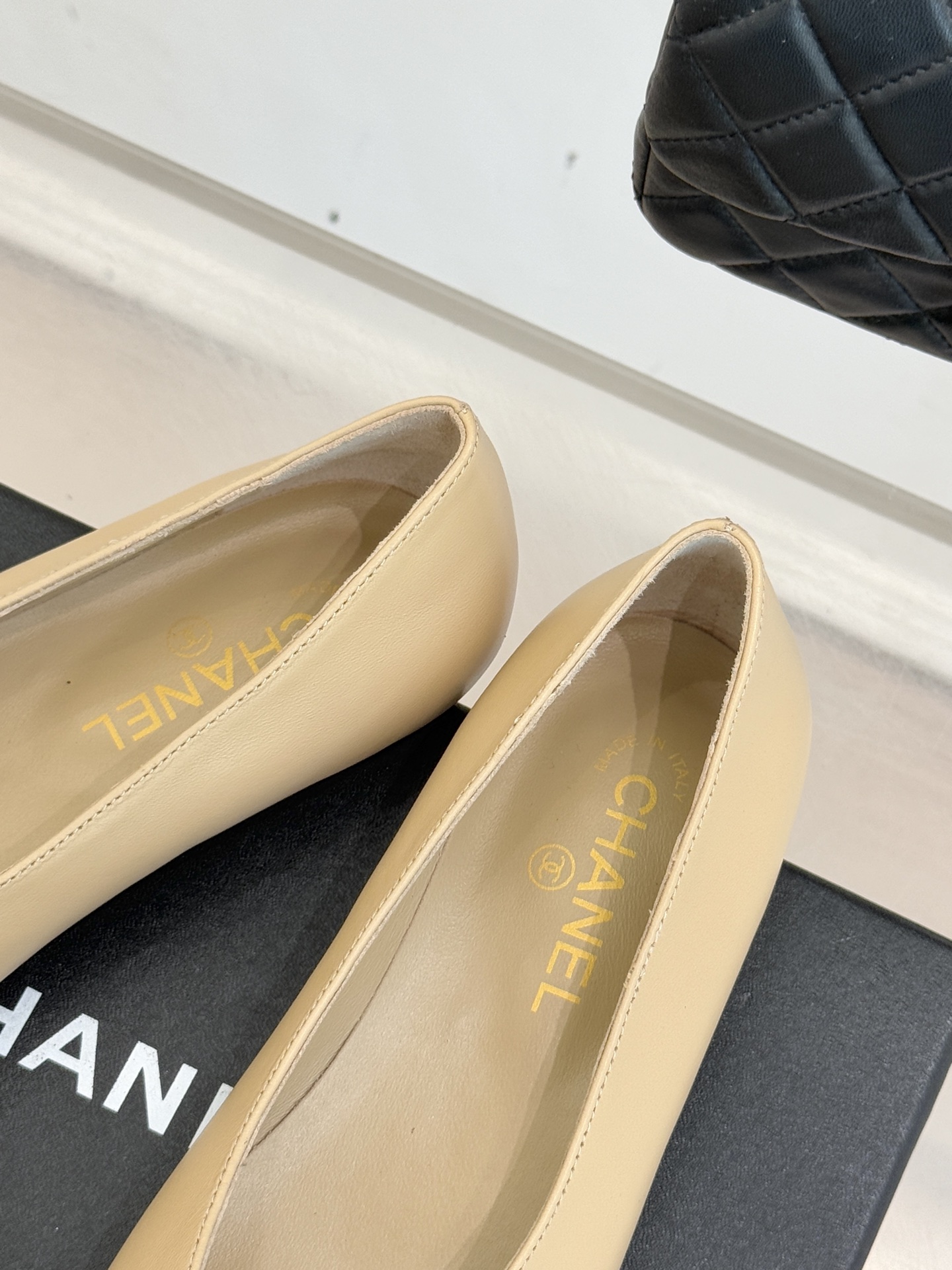 CHANE*｜小香经典方头拼色平底单鞋以利落方头打破圆头的柔和刻板勾勒出极具现代感的足部线条自带复古与前