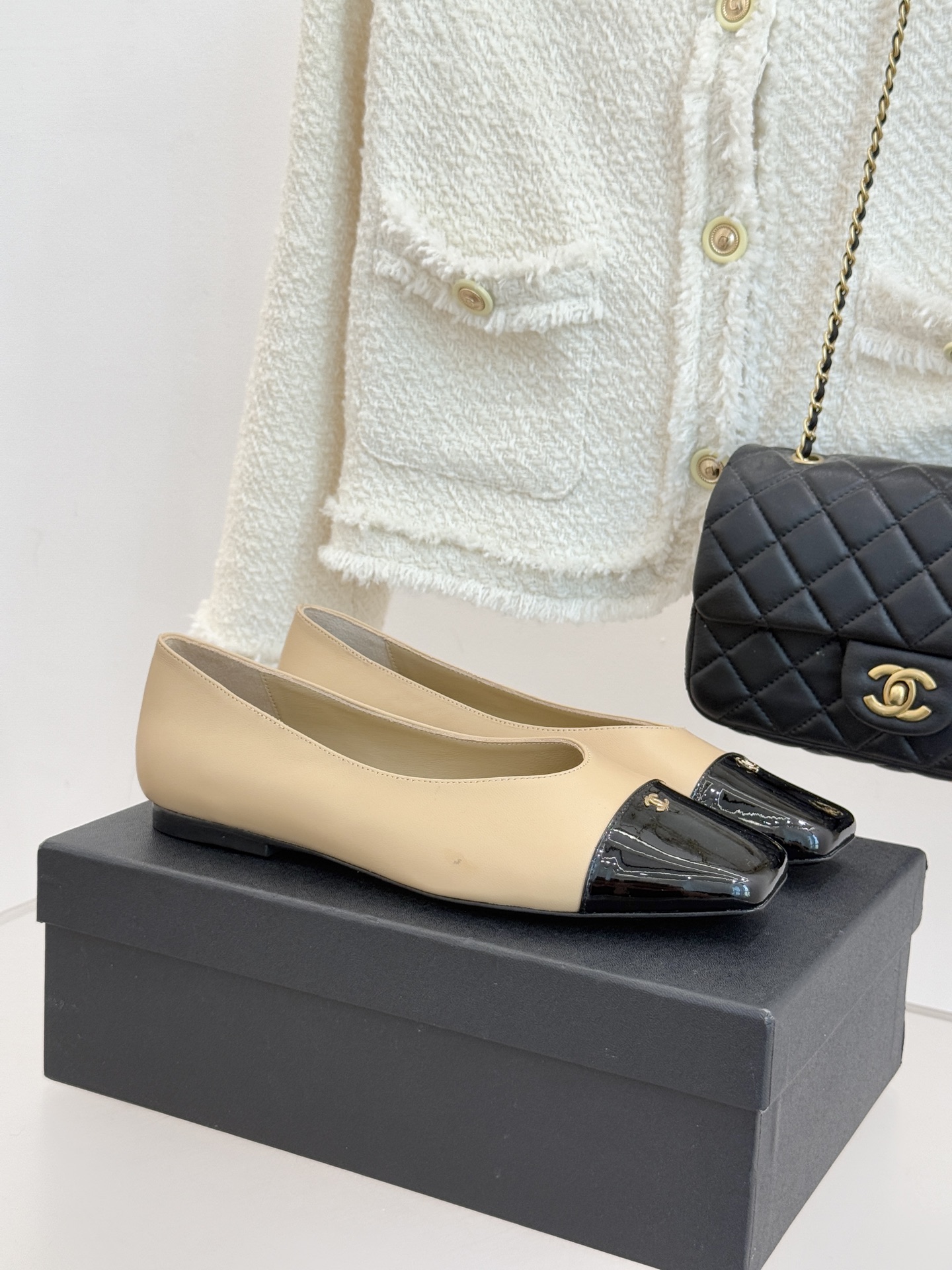 CHANE*｜小香经典方头拼色平底单鞋以利落方头打破圆头的柔和刻板勾勒出极具现代感的足部线条自带复古与前