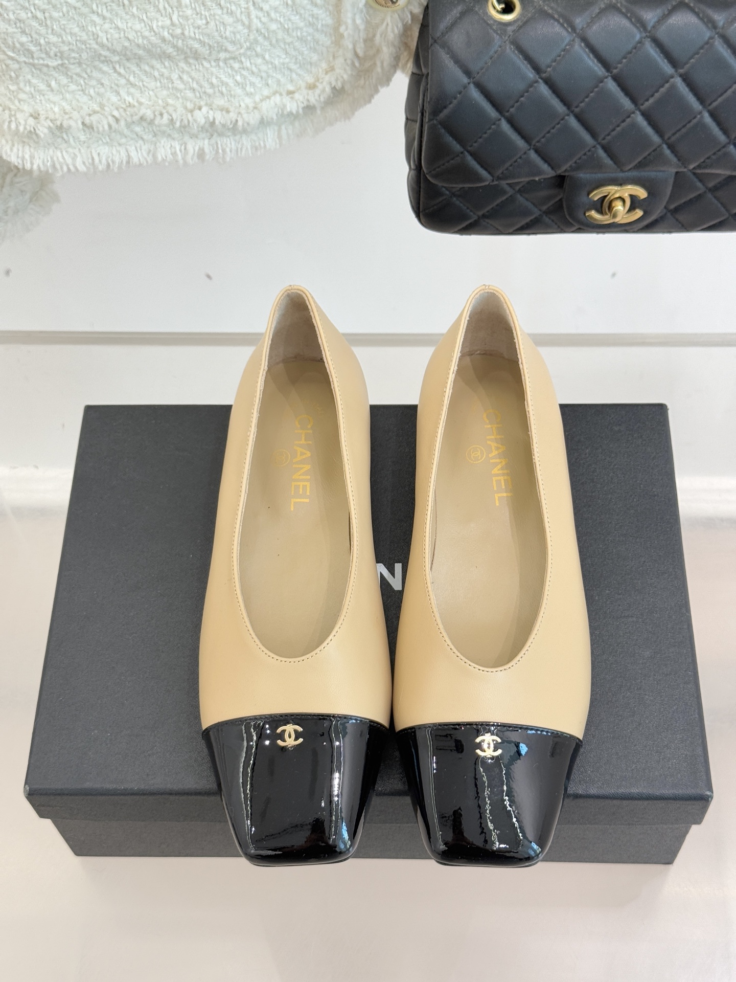 CHANE*｜小香经典方头拼色平底单鞋以利落方头打破圆头的柔和刻板勾勒出极具现代感的足部线条自带复古与前