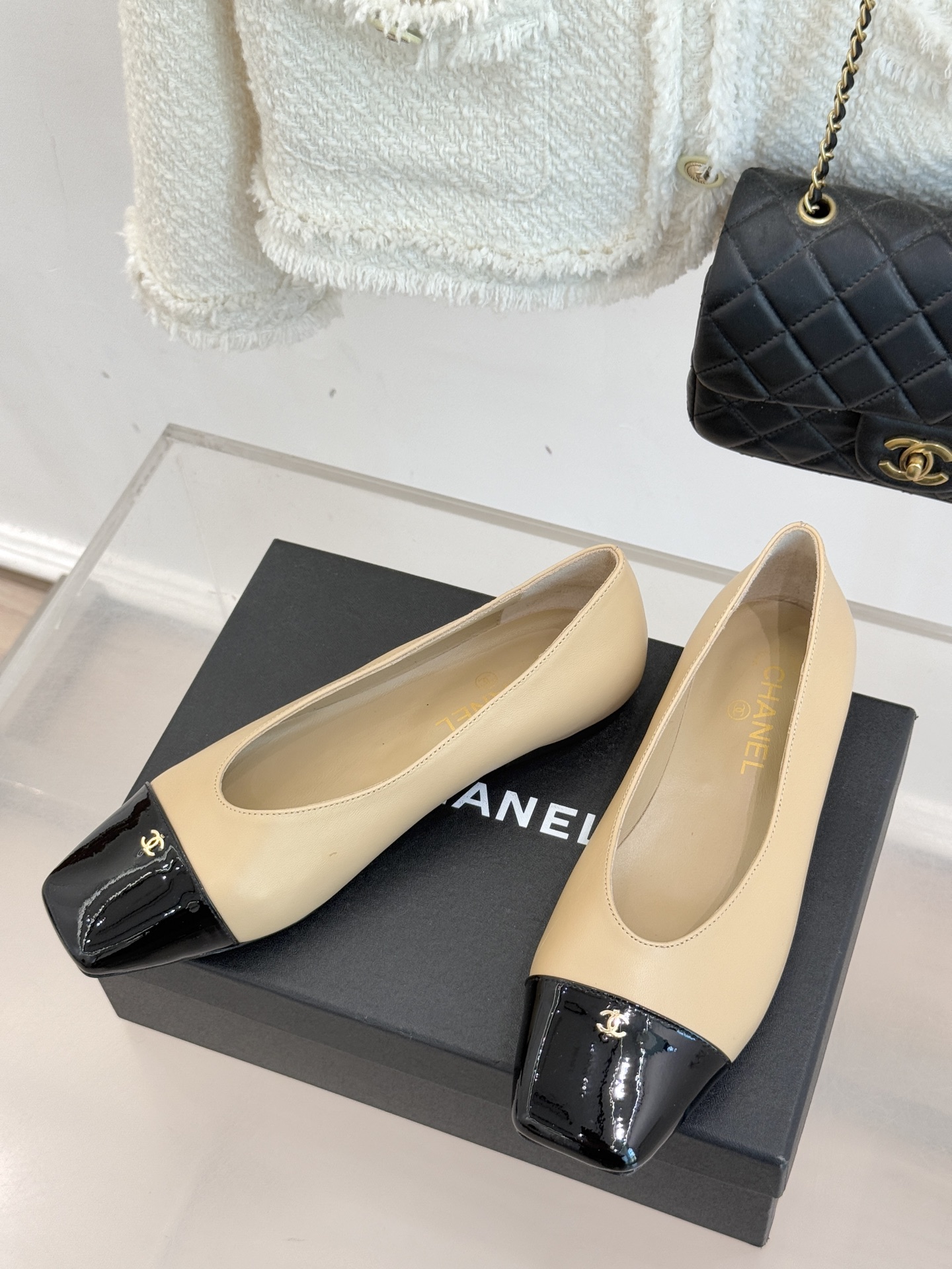 CHANE*｜小香经典方头拼色平底单鞋以利落方头打破圆头的柔和刻板勾勒出极具现代感的足部线条自带复古与前