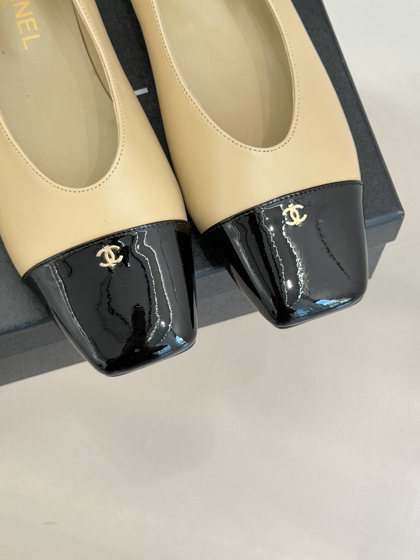 CHANE*｜小香经典方头拼色平底单鞋以利落方头打破圆头的柔和刻板勾勒出极具现代感的足部线条自带复古与前