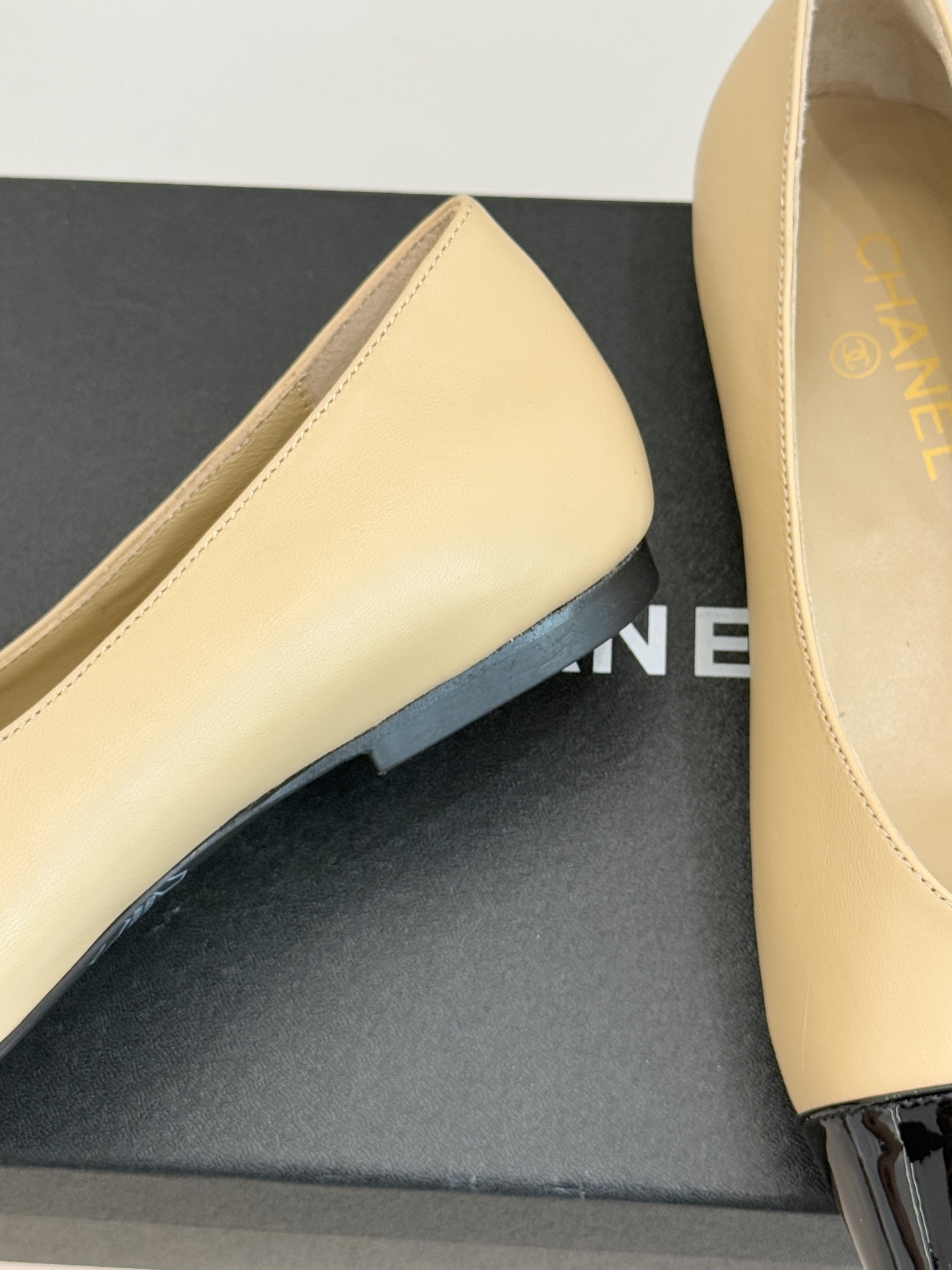 CHANE*｜小香经典方头拼色平底单鞋以利落方头打破圆头的柔和刻板勾勒出极具现代感的足部线条自带复古与前