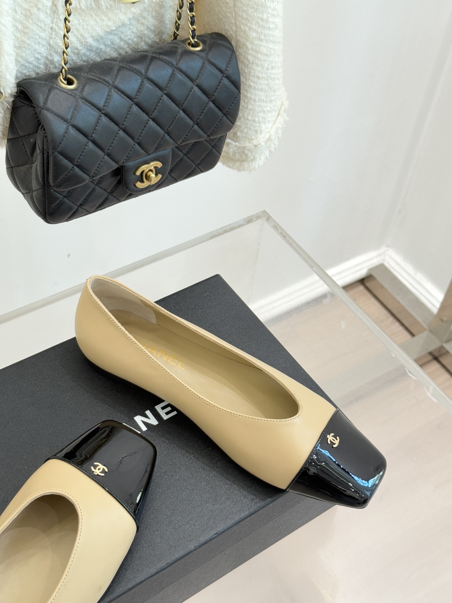 CHANE*｜小香经典方头拼色平底单鞋以利落方头打破圆头的柔和刻板勾勒出极具现代感的足部线条自带复古与前