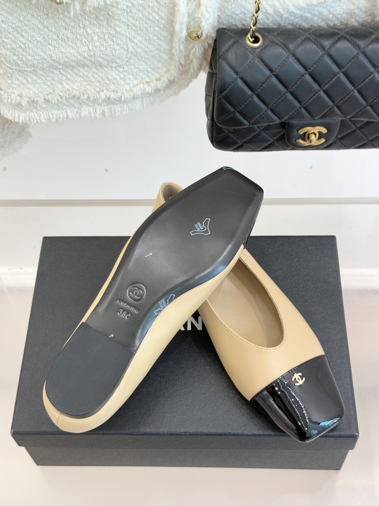 CHANE*｜小香经典方头拼色平底单鞋以利落方头打破圆头的柔和刻板勾勒出极具现代感的足部线条自带复古与前