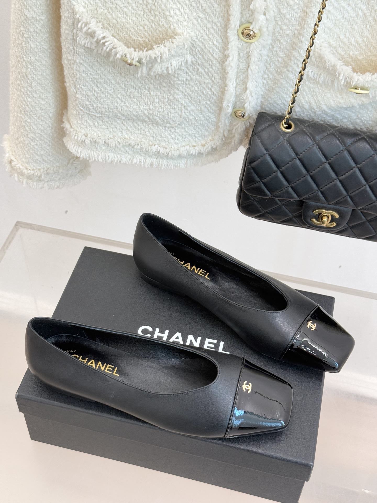 CHANE*｜小香经典方头拼色平底单鞋以利落方头打破圆头的柔和刻板勾勒出极具现代感的足部线条自带复古与前