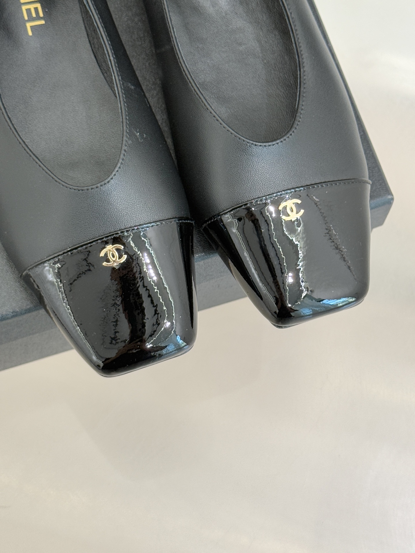 CHANE*｜小香经典方头拼色平底单鞋以利落方头打破圆头的柔和刻板勾勒出极具现代感的足部线条自带复古与前