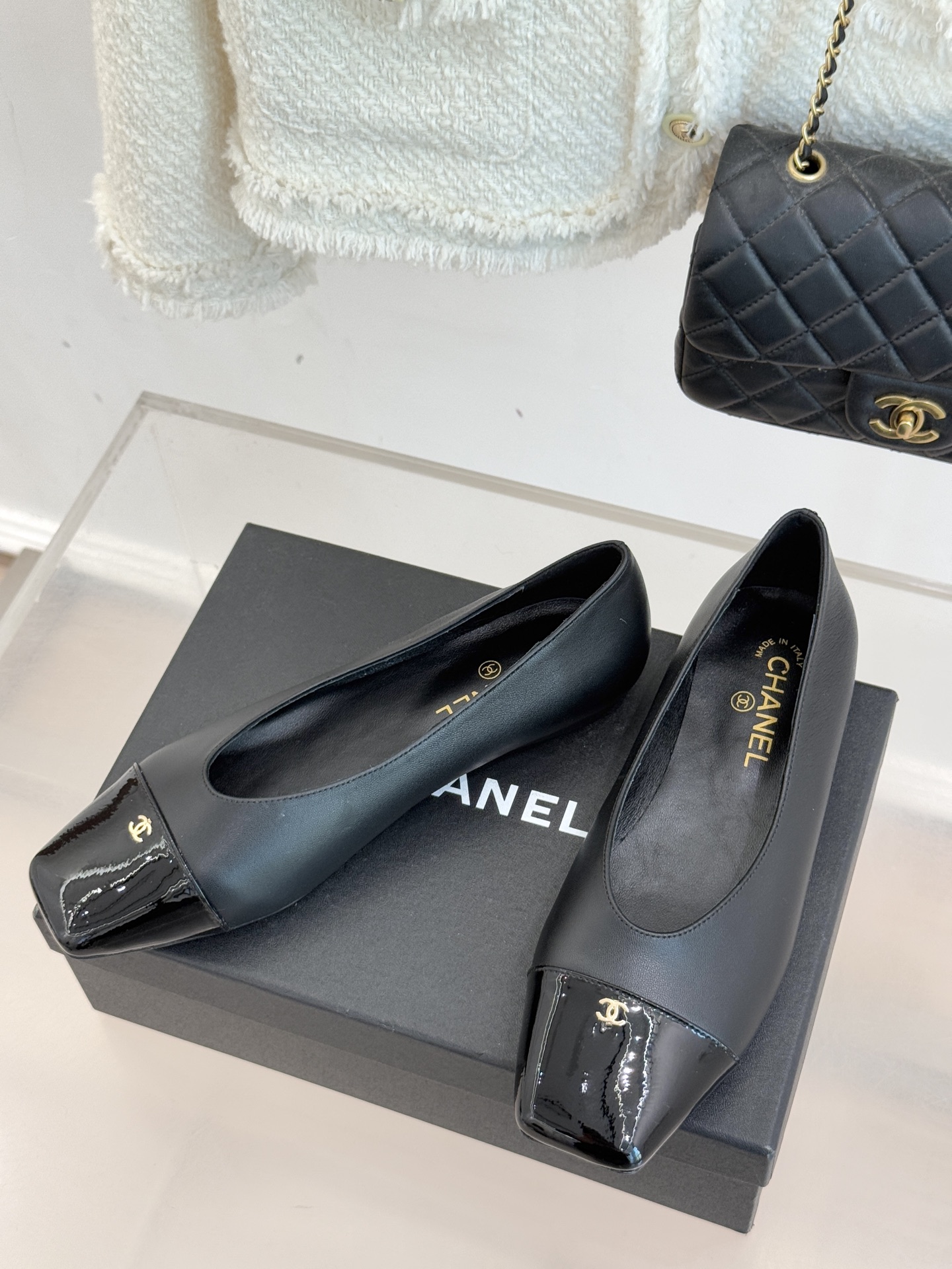 CHANE*｜小香经典方头拼色平底单鞋以利落方头打破圆头的柔和刻板勾勒出极具现代感的足部线条自带复古与前