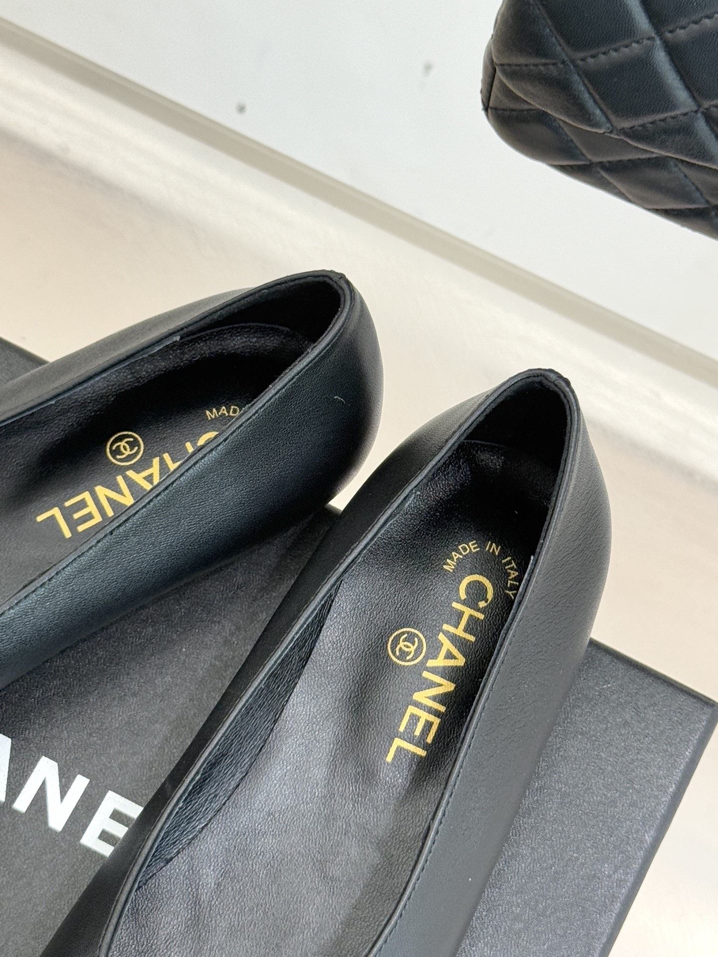 CHANE*｜小香经典方头拼色平底单鞋以利落方头打破圆头的柔和刻板勾勒出极具现代感的足部线条自带复古与前