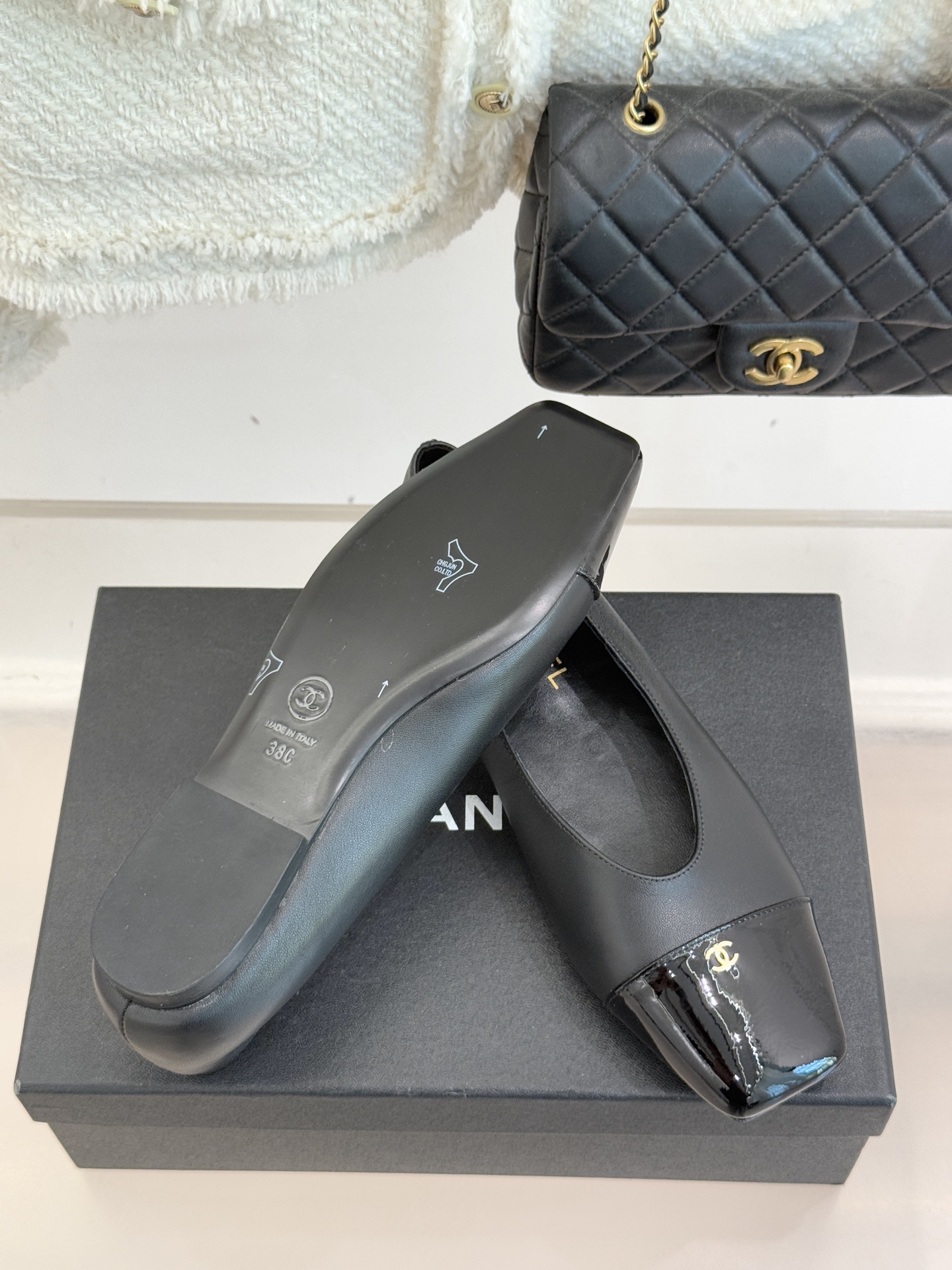 CHANE*｜小香经典方头拼色平底单鞋以利落方头打破圆头的柔和刻板勾勒出极具现代感的足部线条自带复古与前