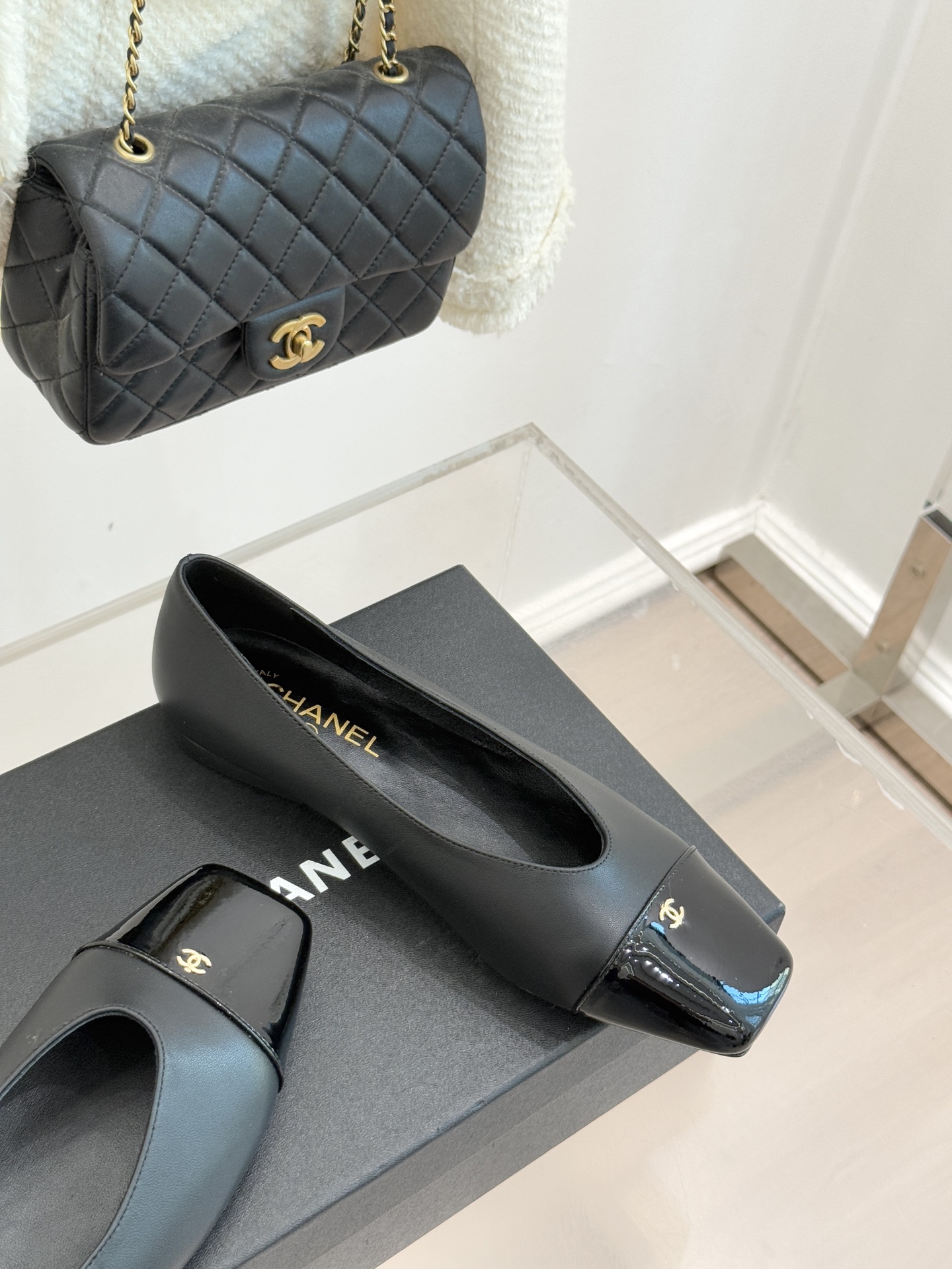 CHANE*｜小香经典方头拼色平底单鞋以利落方头打破圆头的柔和刻板勾勒出极具现代感的足部线条自带复古与前