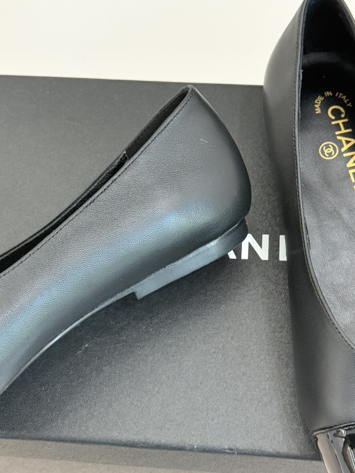 CHANE*｜小香经典方头拼色平底单鞋以利落方头打破圆头的柔和刻板勾勒出极具现代感的足部线条自带复古与前