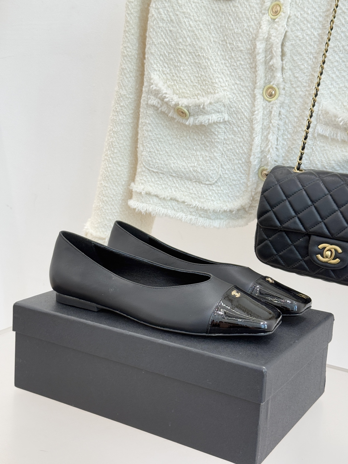 CHANE*｜小香经典方头拼色平底单鞋以利落方头打破圆头的柔和刻板勾勒出极具现代感的足部线条自带复古与前