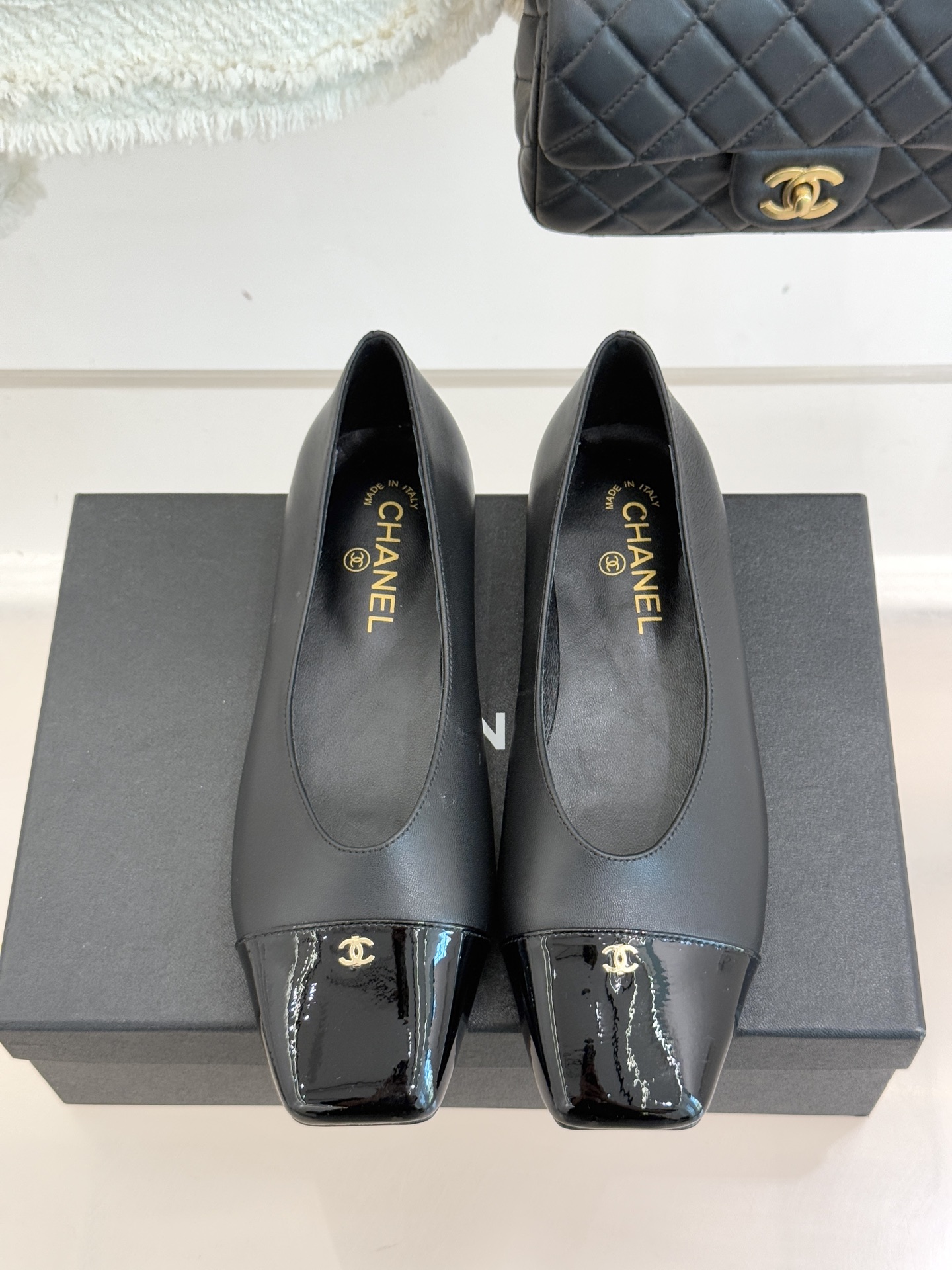 CHANE*｜小香经典方头拼色平底单鞋以利落方头打破圆头的柔和刻板勾勒出极具现代感的足部线条自带复古与前