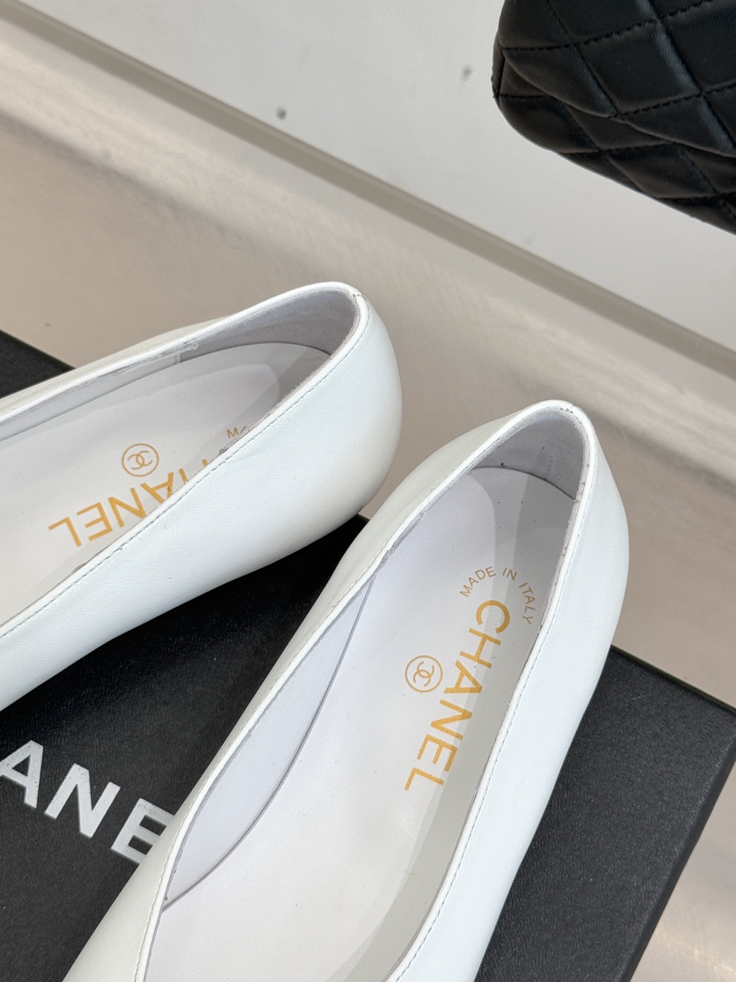 CHANE*｜小香经典方头拼色平底单鞋以利落方头打破圆头的柔和刻板勾勒出极具现代感的足部线条自带复古与前