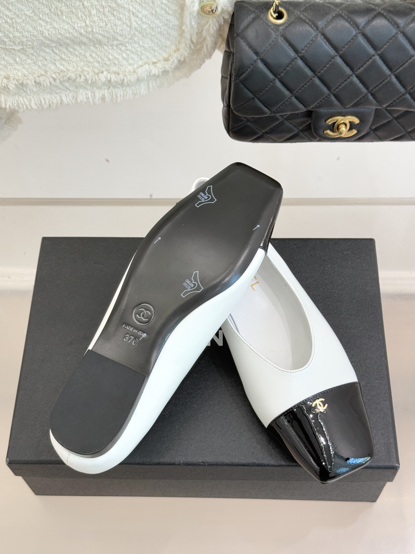 CHANE*｜小香经典方头拼色平底单鞋以利落方头打破圆头的柔和刻板勾勒出极具现代感的足部线条自带复古与前