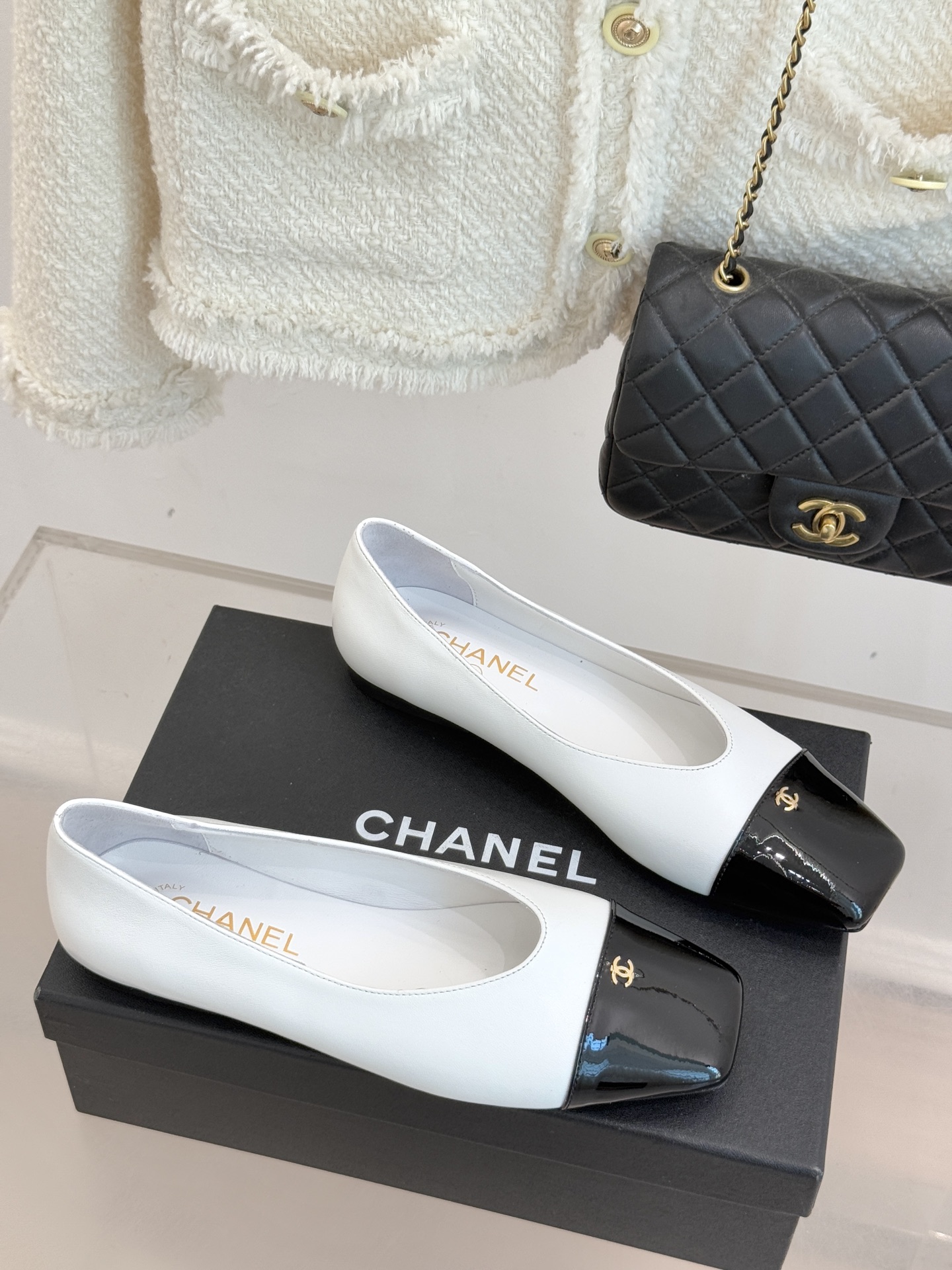 CHANE*｜小香经典方头拼色平底单鞋以利落方头打破圆头的柔和刻板勾勒出极具现代感的足部线条自带复古与前