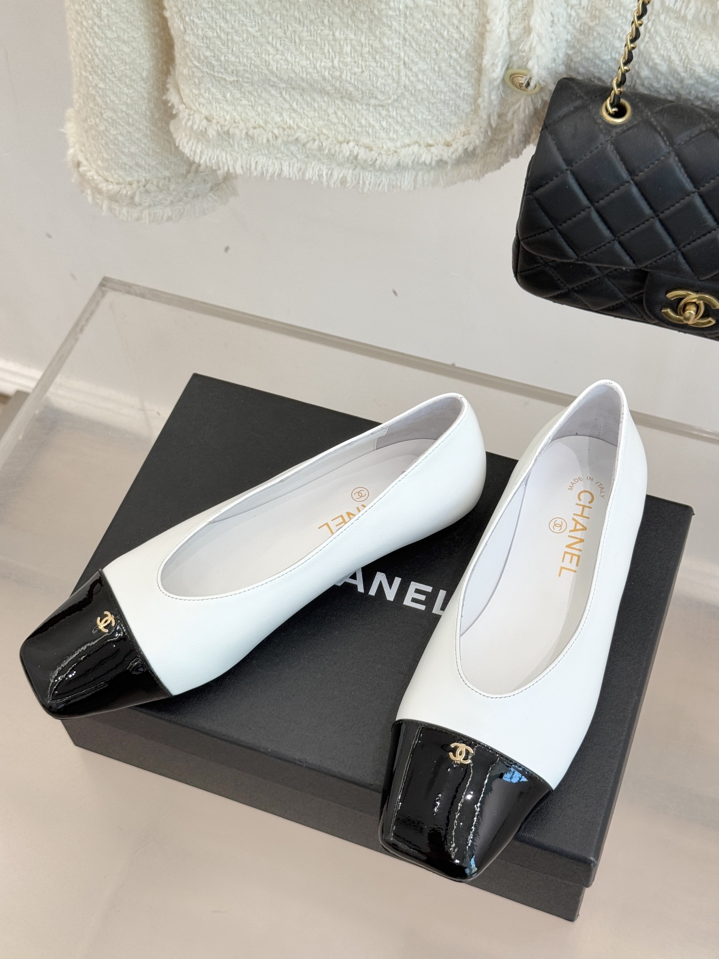 CHANE*｜小香经典方头拼色平底单鞋以利落方头打破圆头的柔和刻板勾勒出极具现代感的足部线条自带复古与前