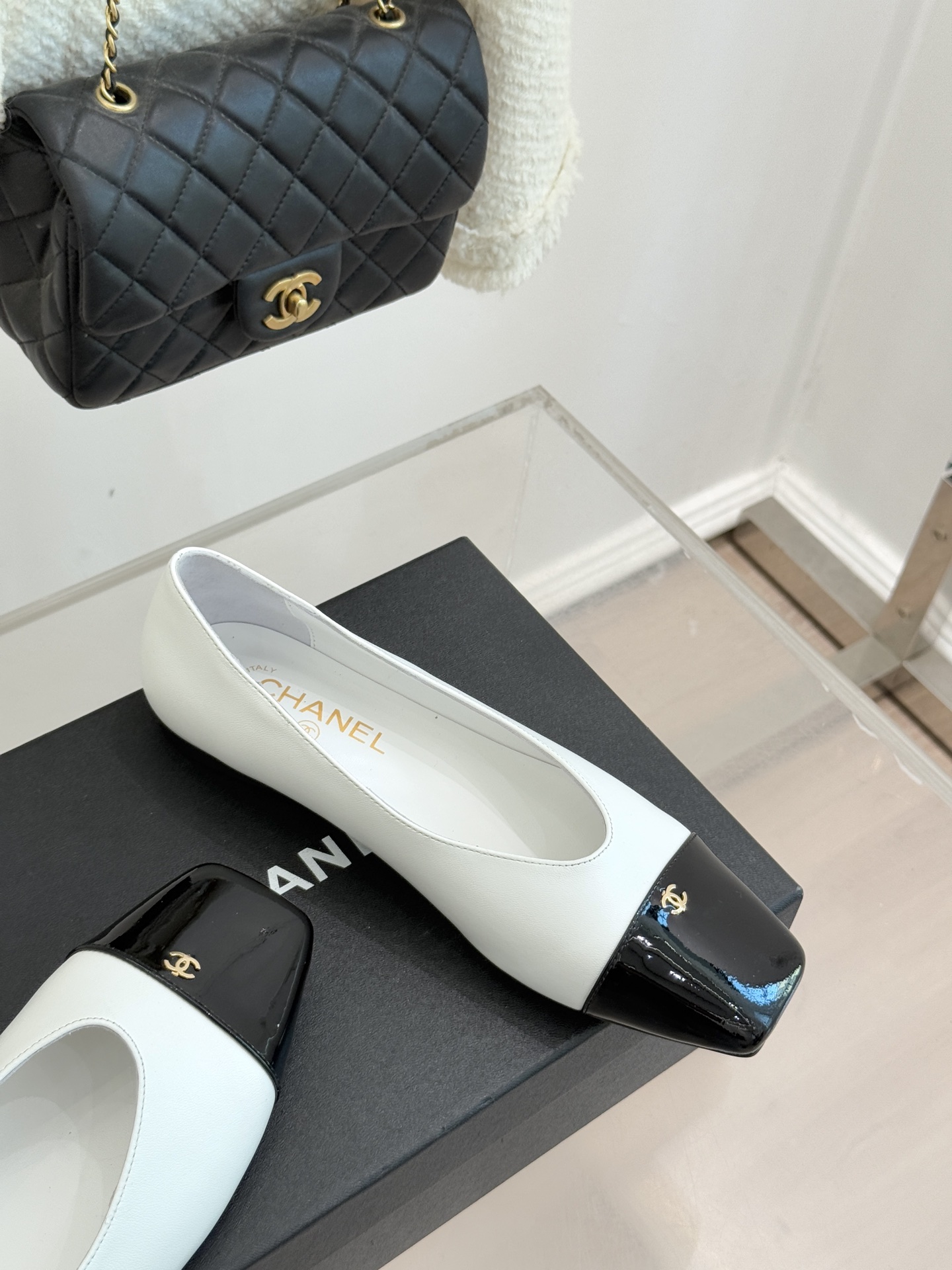 CHANE*｜小香经典方头拼色平底单鞋以利落方头打破圆头的柔和刻板勾勒出极具现代感的足部线条自带复古与前