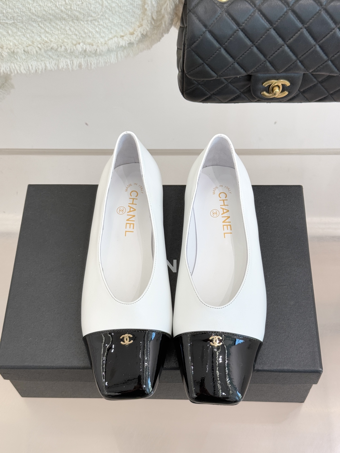 CHANE*｜小香经典方头拼色平底单鞋以利落方头打破圆头的柔和刻板勾勒出极具现代感的足部线条自带复古与前