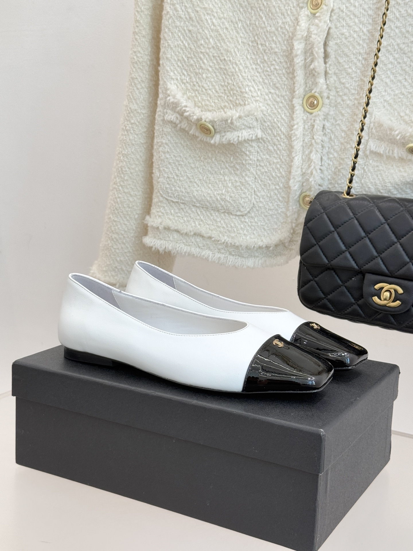 CHANE*｜小香经典方头拼色平底单鞋以利落方头打破圆头的柔和刻板勾勒出极具现代感的足部线条自带复古与前