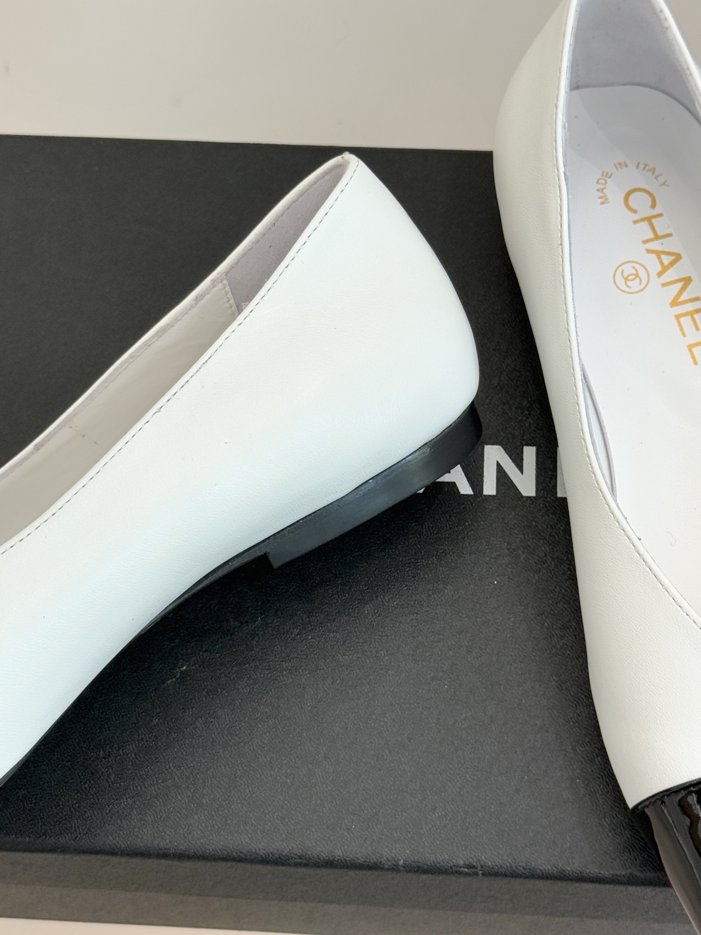 CHANE*｜小香经典方头拼色平底单鞋以利落方头打破圆头的柔和刻板勾勒出极具现代感的足部线条自带复古与前