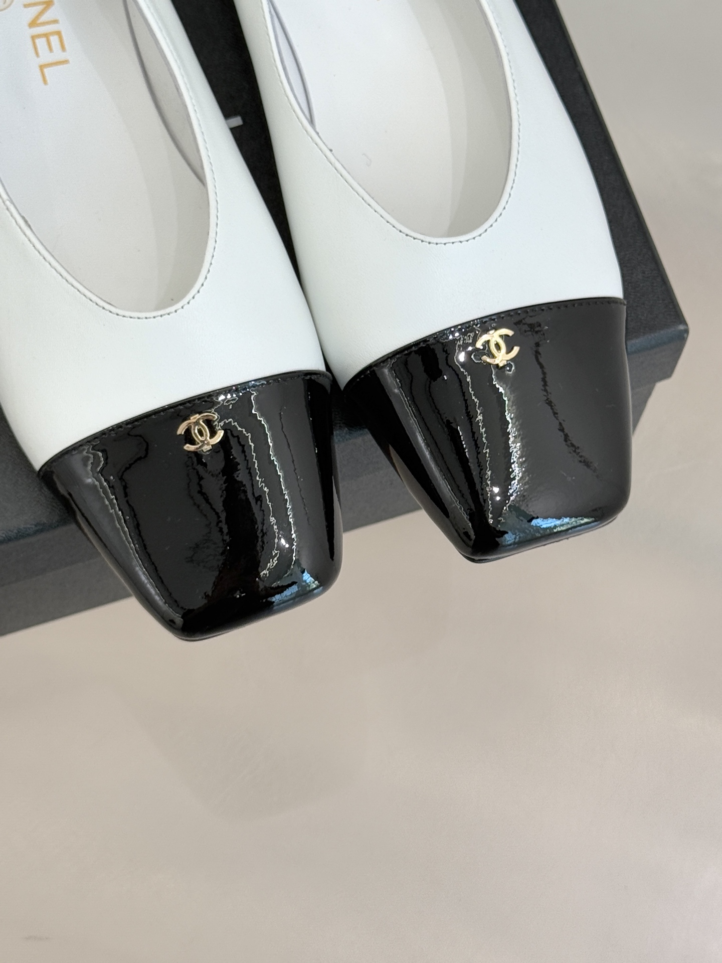 CHANE*｜小香经典方头拼色平底单鞋以利落方头打破圆头的柔和刻板勾勒出极具现代感的足部线条自带复古与前